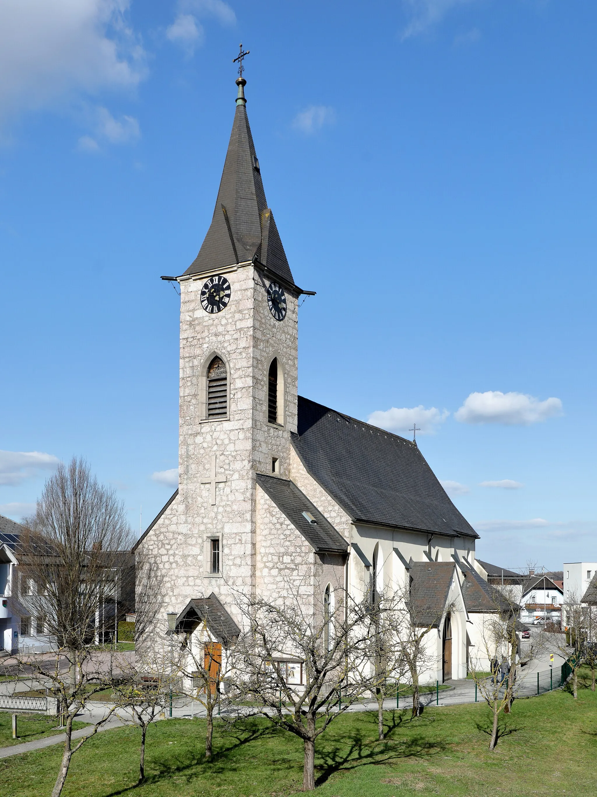 Photo showing: Südwestansicht der röm.-kath. Pfarrkirche hl. Matthias in der oberösterreichischen Gemeinde Pinsdorf. Ein spätgotischer Sakralbau aus der ersten Hälfte des 17. Jahrhunderts, der 1892/93 umgebaut und erweitert wurde.