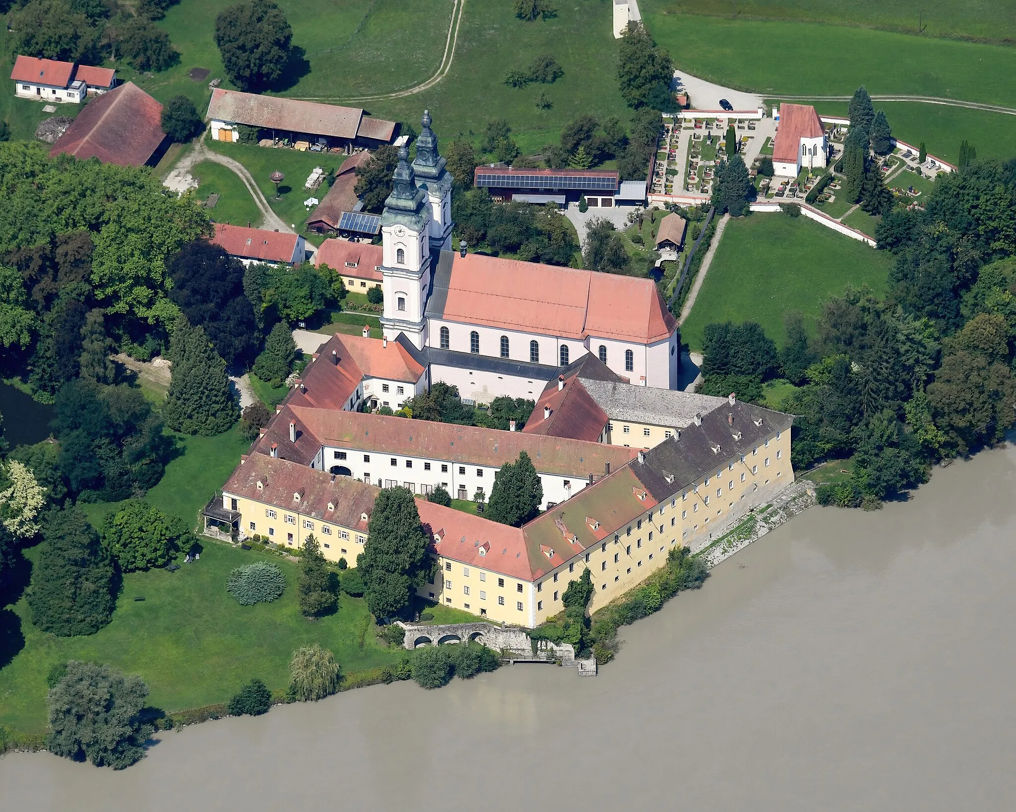 Photo showing: Aerial image of the Schloss Vornbach, the Vornbach Abbey, the parish church, and the cemetery chapel (view from the southeast)