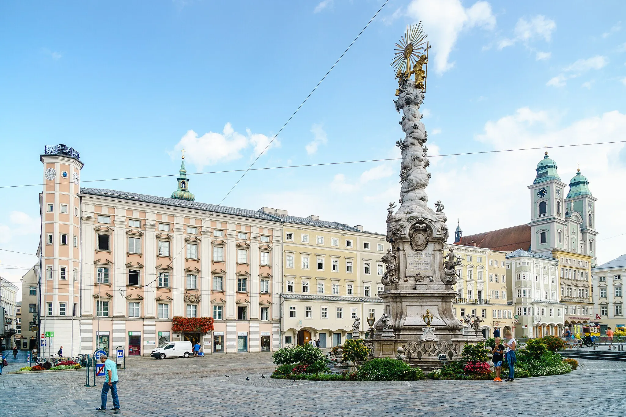 Photo showing: Dreifaltigkeitssäule auf dem Hauptplatz in Linz

This media shows the protected monument with the number 71603 in Austria. (Commons, de, Wikidata)