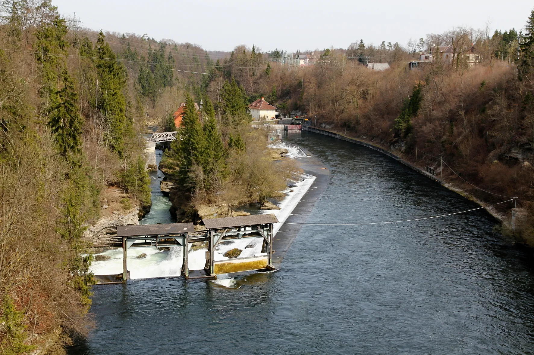 Photo showing: Der Traunfall von oberhalb, von der Traunfallbrücke aus gesehen. Blickrichtung Nord.