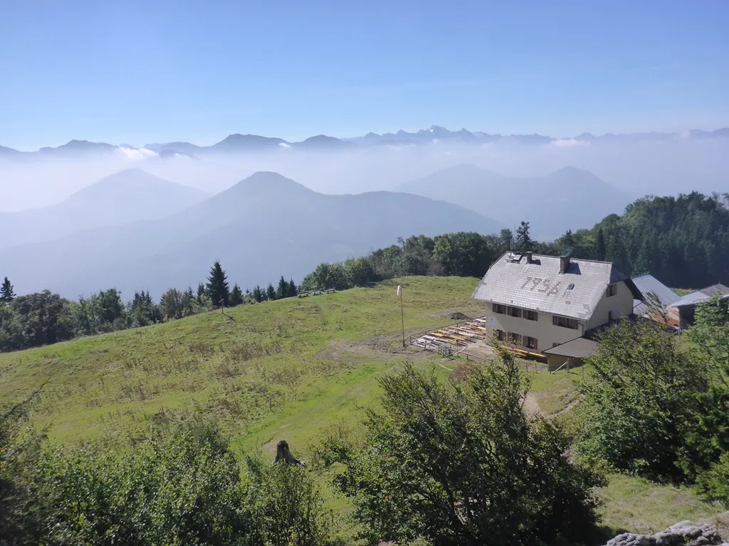 Photo showing: Das Schobersteinhaus (1260m) vom Schoberstein-Gipfel aus gesehen