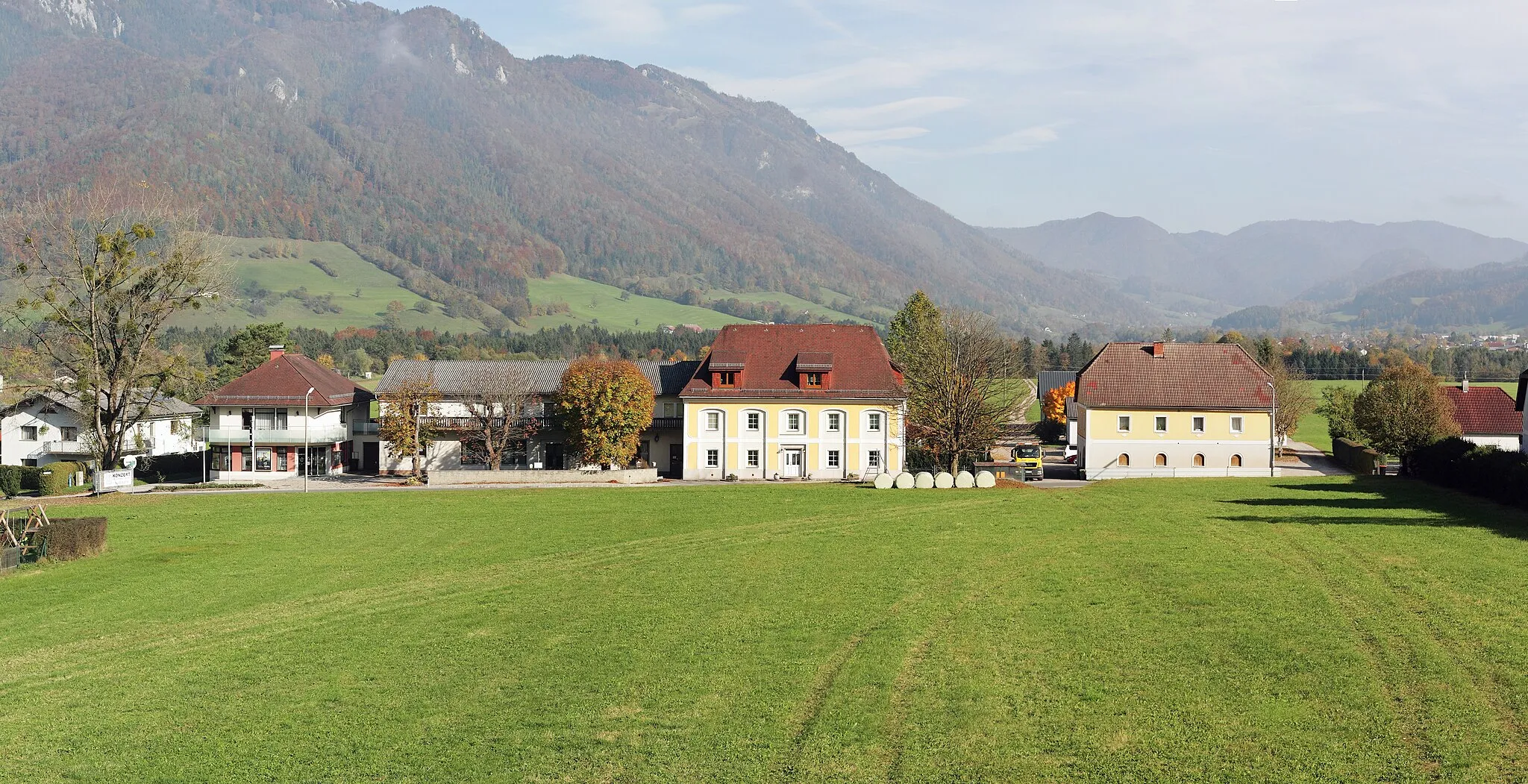 Photo showing: Häuser im Leonsteiner Ortskern, entlang der Steyrtalstraße. Blick vom Platz vor der Pfarrkirche.