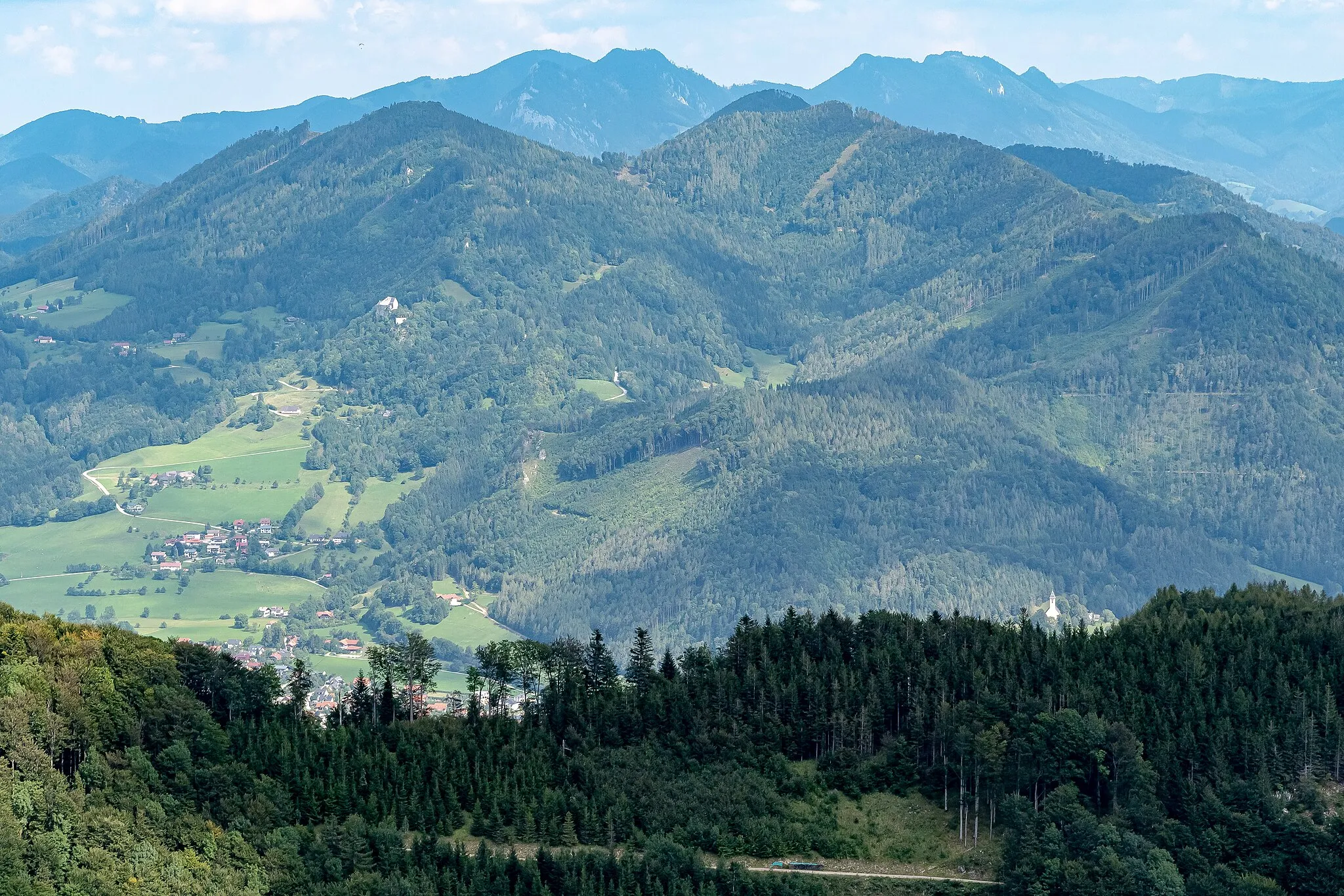 Photo showing: Blick von der Forststraße Sattlhald in Richtung Gaisberg - Schoberstein, Standpunkt auf ca. 1140 m, Richtung ca. 72°, Blickwinkel ca. 20°
