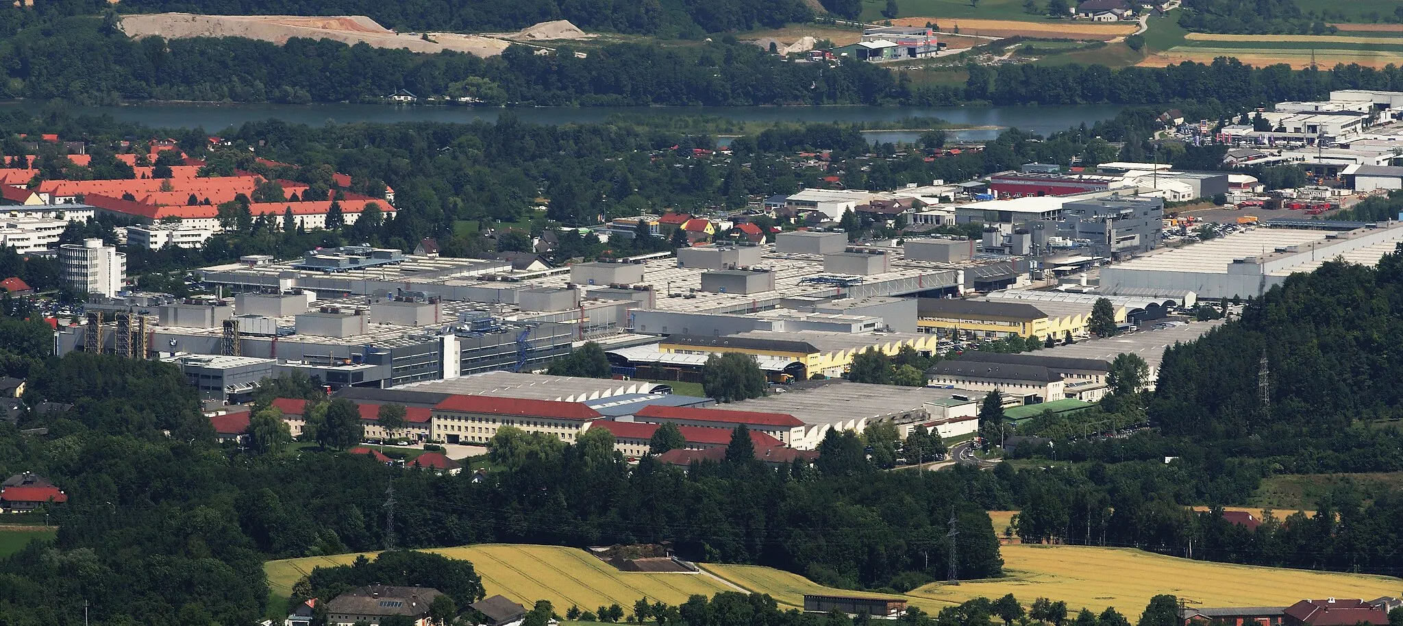 Photo showing: Blick von der Dambergwarte in Sankt Ulrich auf das BMW-Werk und das SKF-Wälzlagerwerk in Steyr.