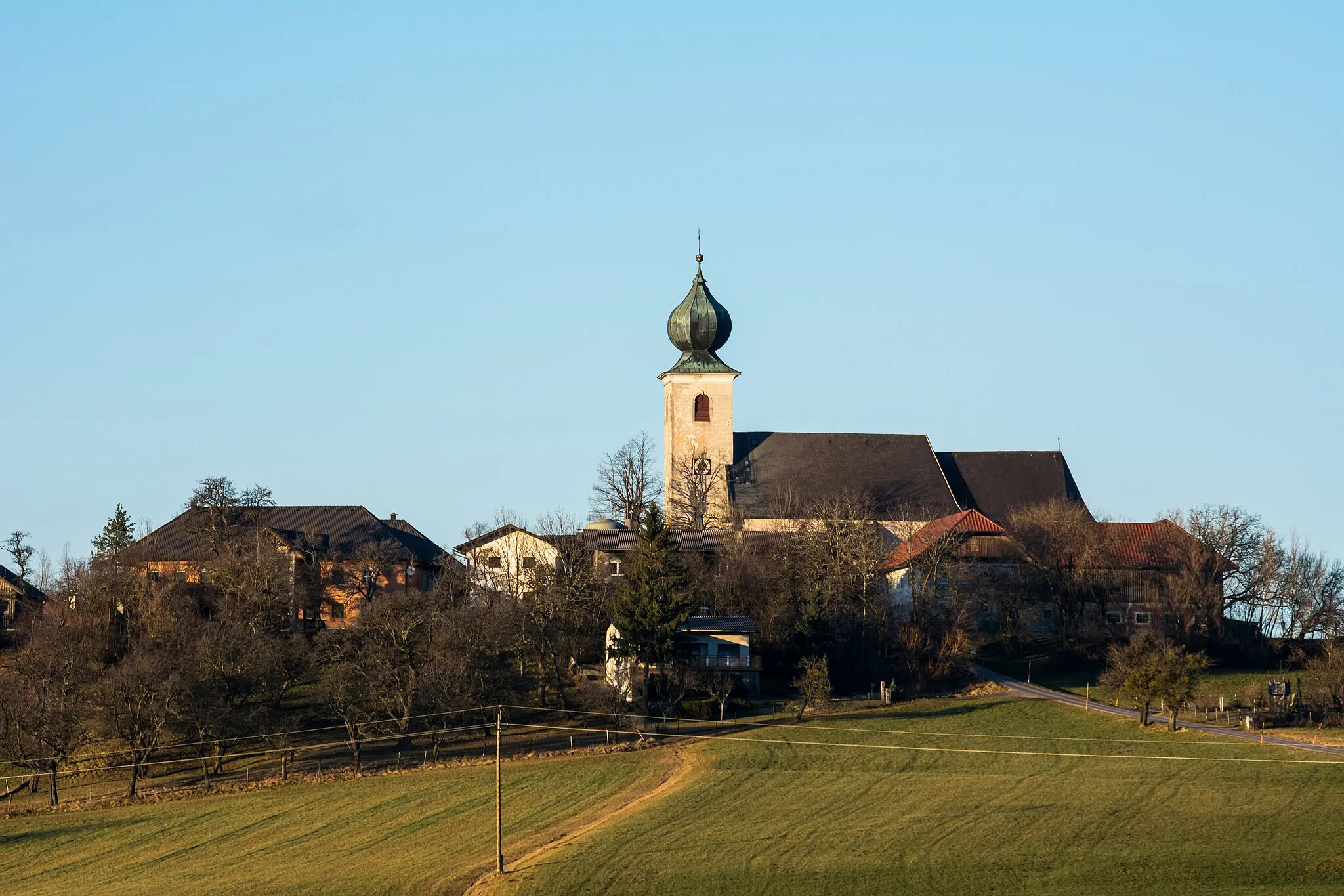 Photo showing: Kath. Pfarrkirche hl. Magdalena und Friedhof