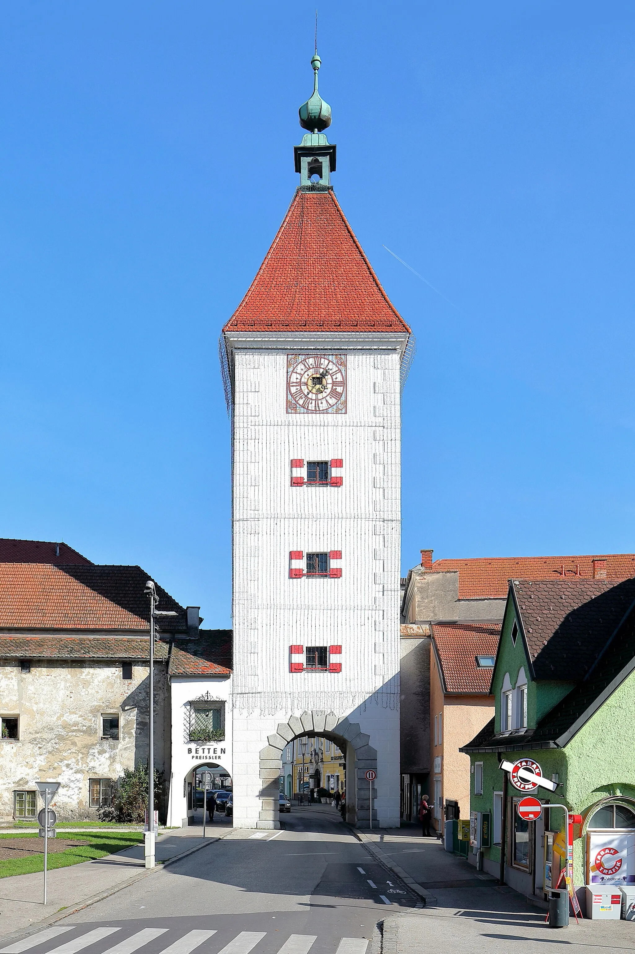 Photo showing: Westansicht des Ledererturmes in der oberösterreichischen Stadt Wels und links der sogenannte Schalenturm. Der Ledererturm ist das Wahrzeichen der Stadt. Er blieb als einziger der vier Stadttürme erhalten, die im 13. Jahrhundert beim Bau der mittelalterlichen Stadtbefestigung errichtet wurden. Der urkundlich erstmals am 24. Juli 1326 erwähnte Turm wurde 1610 beim Angriff des „Passauer Kriegsvolkes“
schwer beschädigt und in der heutigen Form in den Jahren von 1616 bis 1619 durch den Maurermeister Marx Martin Spaz aus Linz wiederinstandgesetzt und umgebaut. Der fast 38 m hohe Turm hatte ursprünglich einen Zwiebelhelm, der jedoch beim Stadtbrand 1771 zerstört und durch ein Zeltdach ersetzt wurde.
