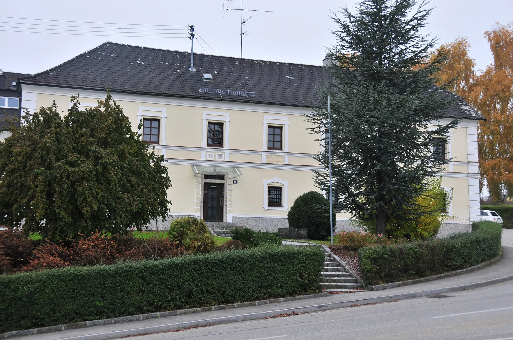 Photo showing: Pfarrhof