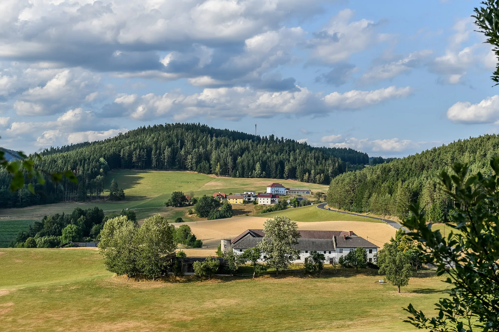 Photo showing: Gutau, 22. Juli 2023: Erdmannsdorf, Blick nach N Richtung Erdmannsdorf 17, Schaller und Fürling-Schule