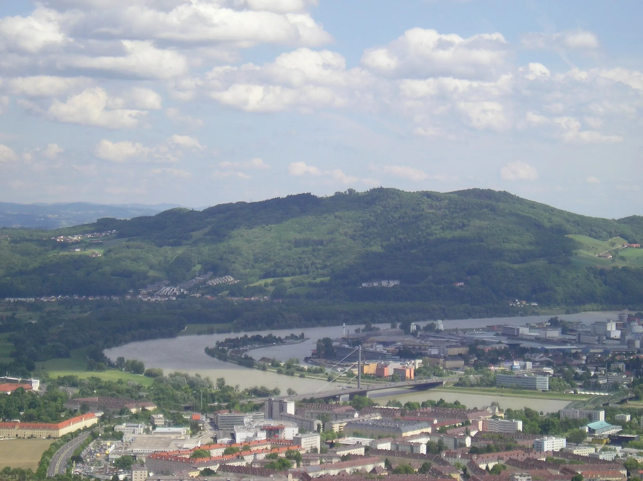 Photo showing: Blick vom Pöstlingberg auf den Pfennigberg. Linz, Donau
