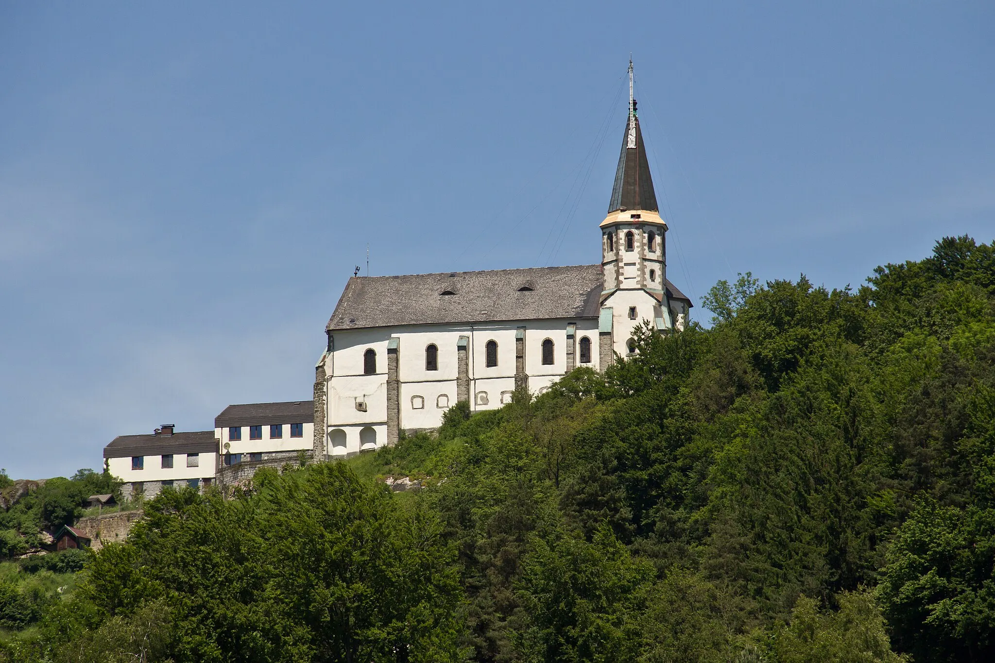 Photo showing: Die erste urkundliche Erwähnung in einer Waldhausner Urkunde erfolgte 1331 oder 1335, wobei in dieser Zeit die bestehende Kapelle durch eine Kirche ersetzt und Pfarrrechte verliehen wurden.