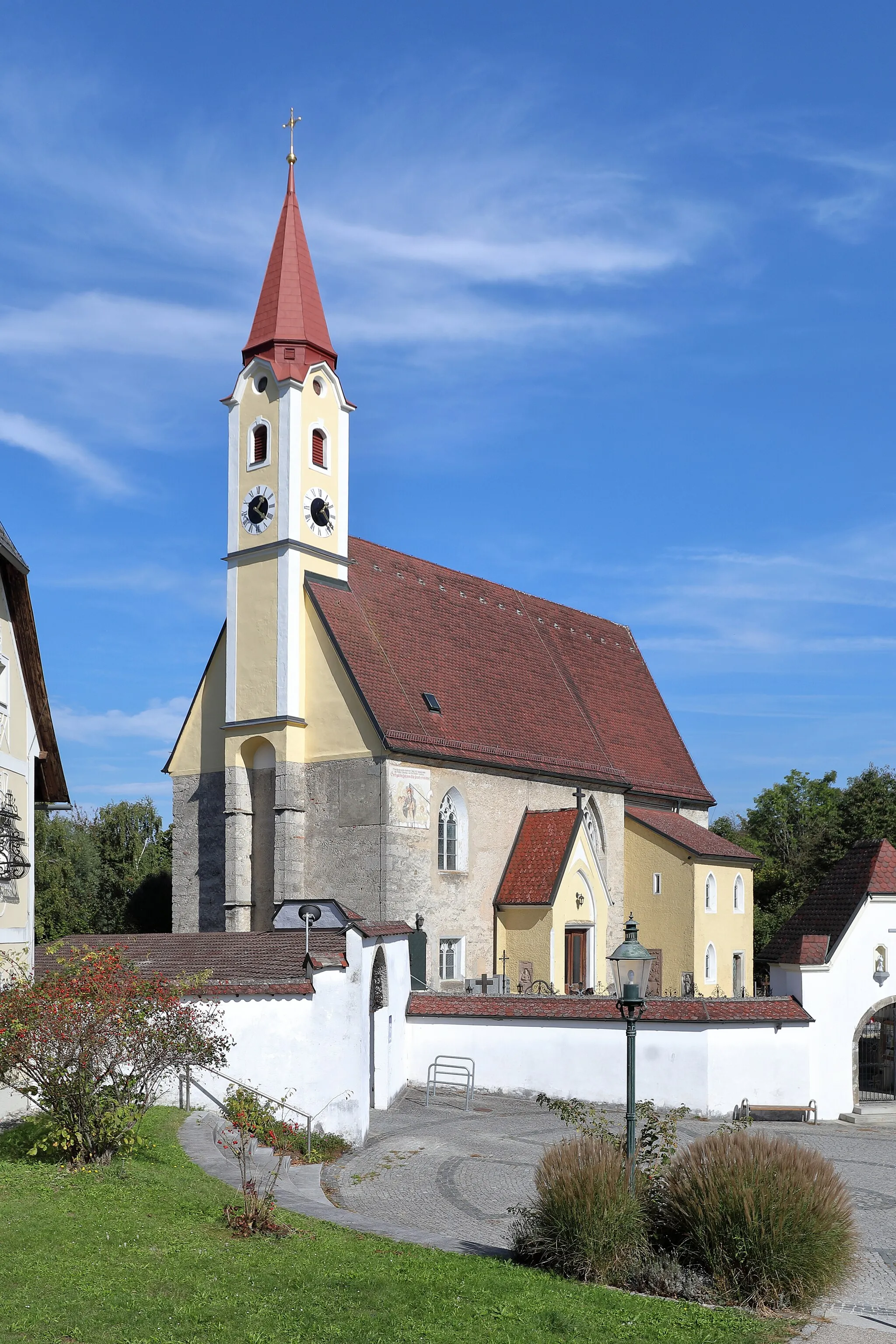Photo showing: Southwest view of the parish church of Schleißheim in Upper Austria.