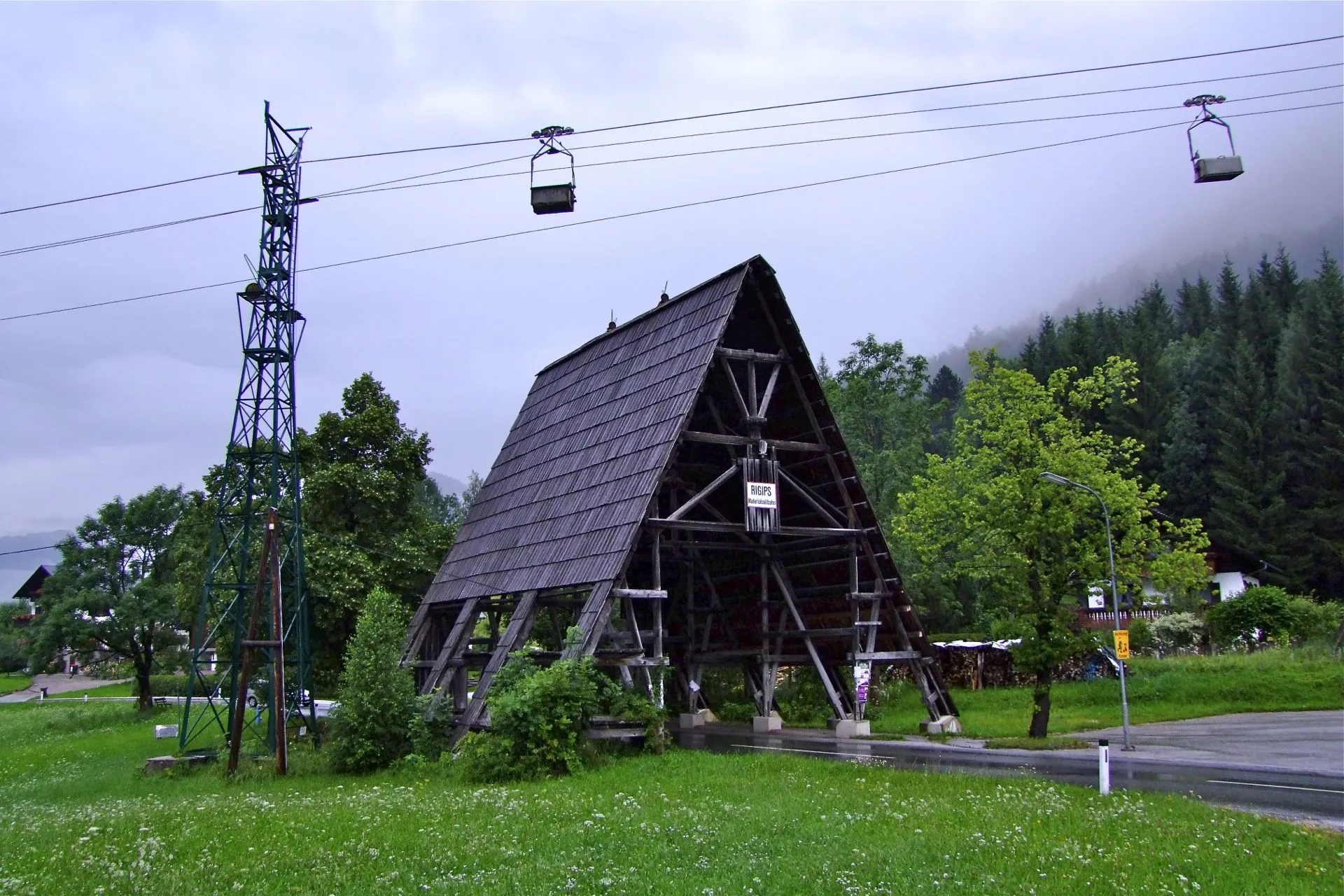 Photo showing: Schutzbau unter Materialseilbahn