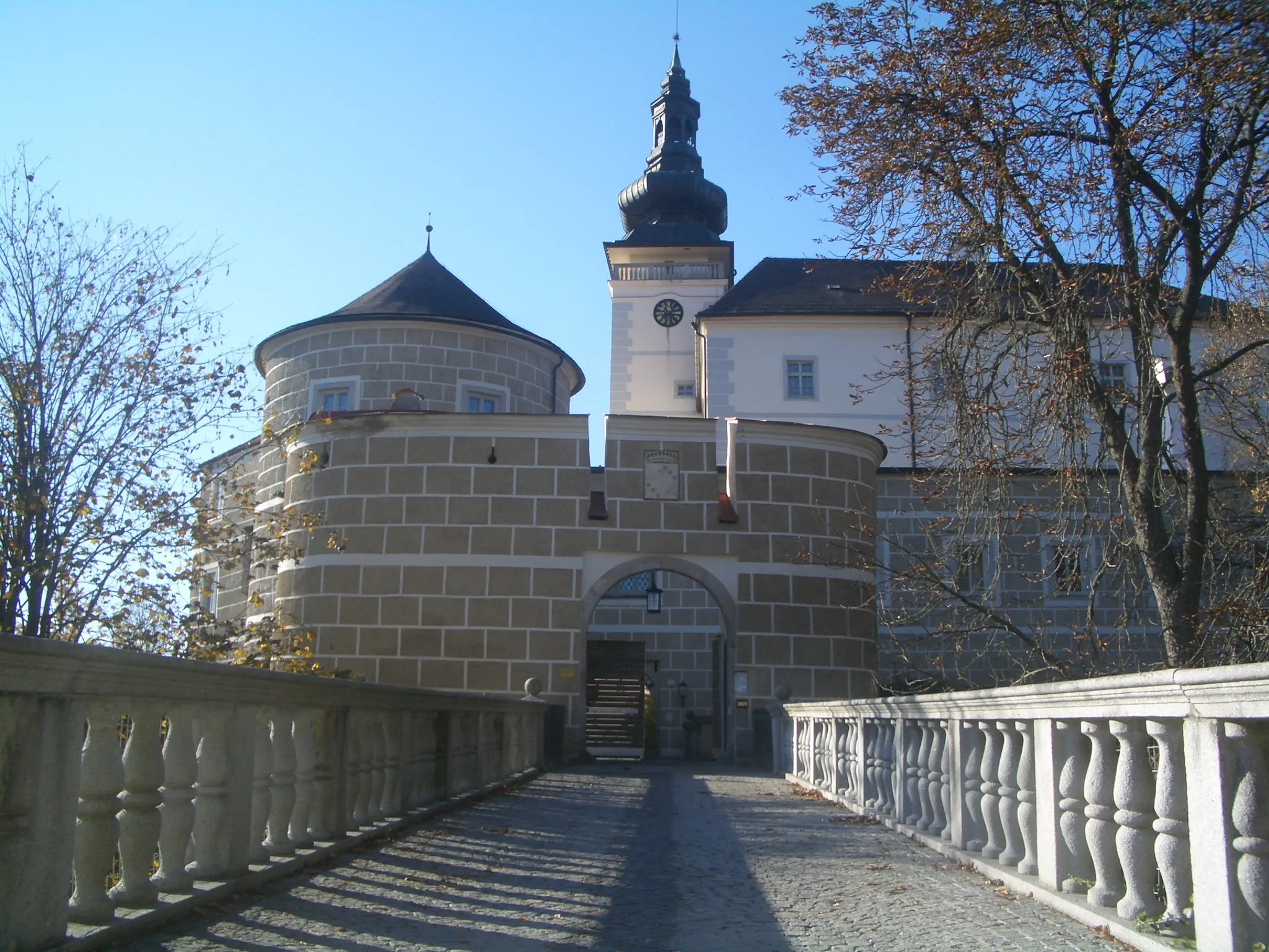 Photo showing: Schloss Weinberg in Kefermarkt, Oberösterreich

This media shows the protected monument with the number 16523 in Austria. (Commons, de, Wikidata)