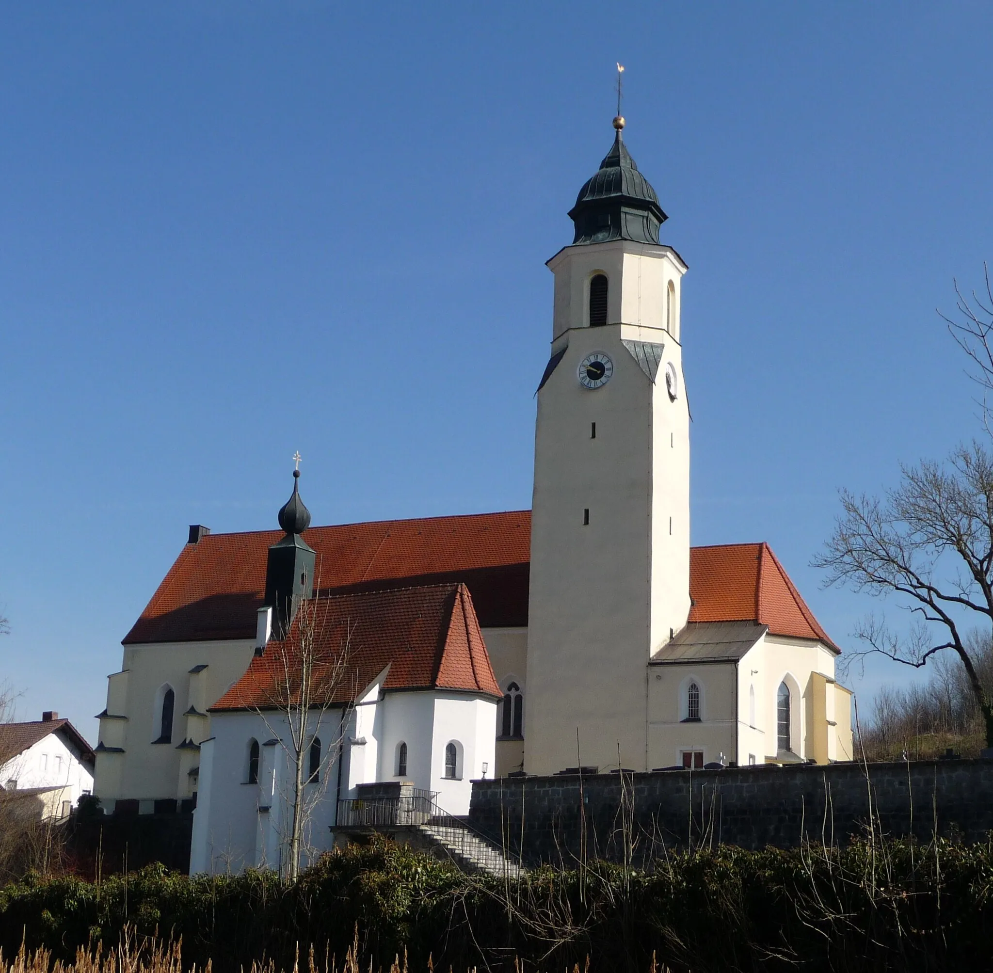 Photo showing: Die Pfarrkirche St. Michael und die Kapelle St. Maria (im Vordergrund) in Engertsham