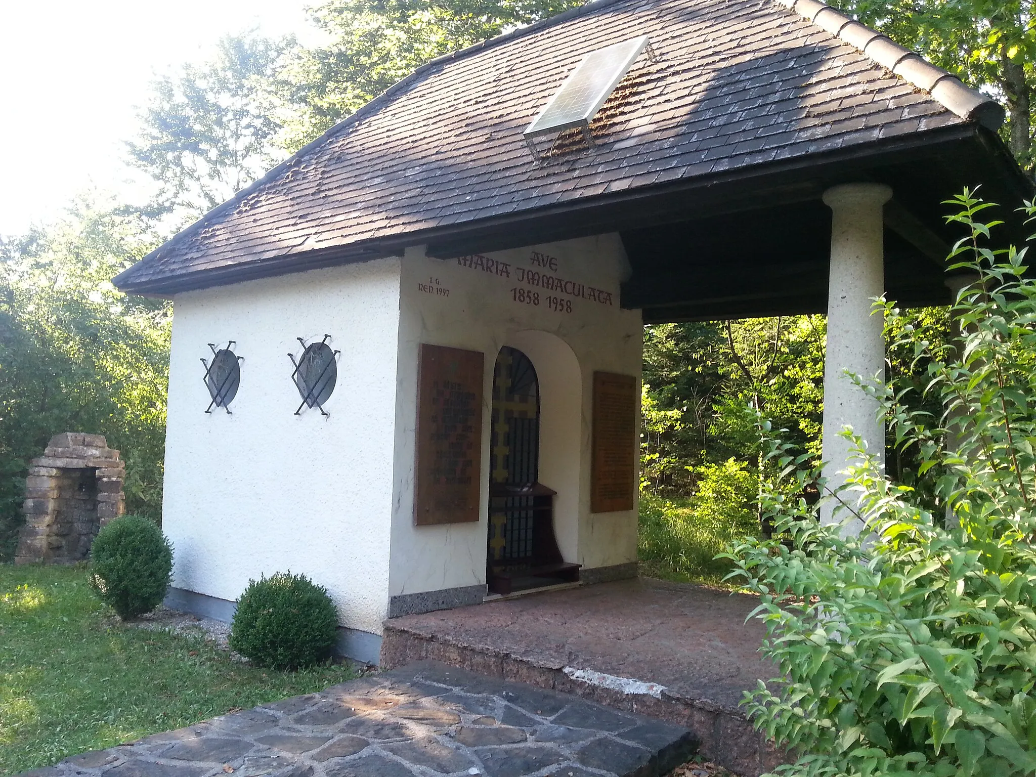 Photo showing: Waldkapelle (Seitenansicht) an der Bundesstraße 144 in Stadl-Paura.