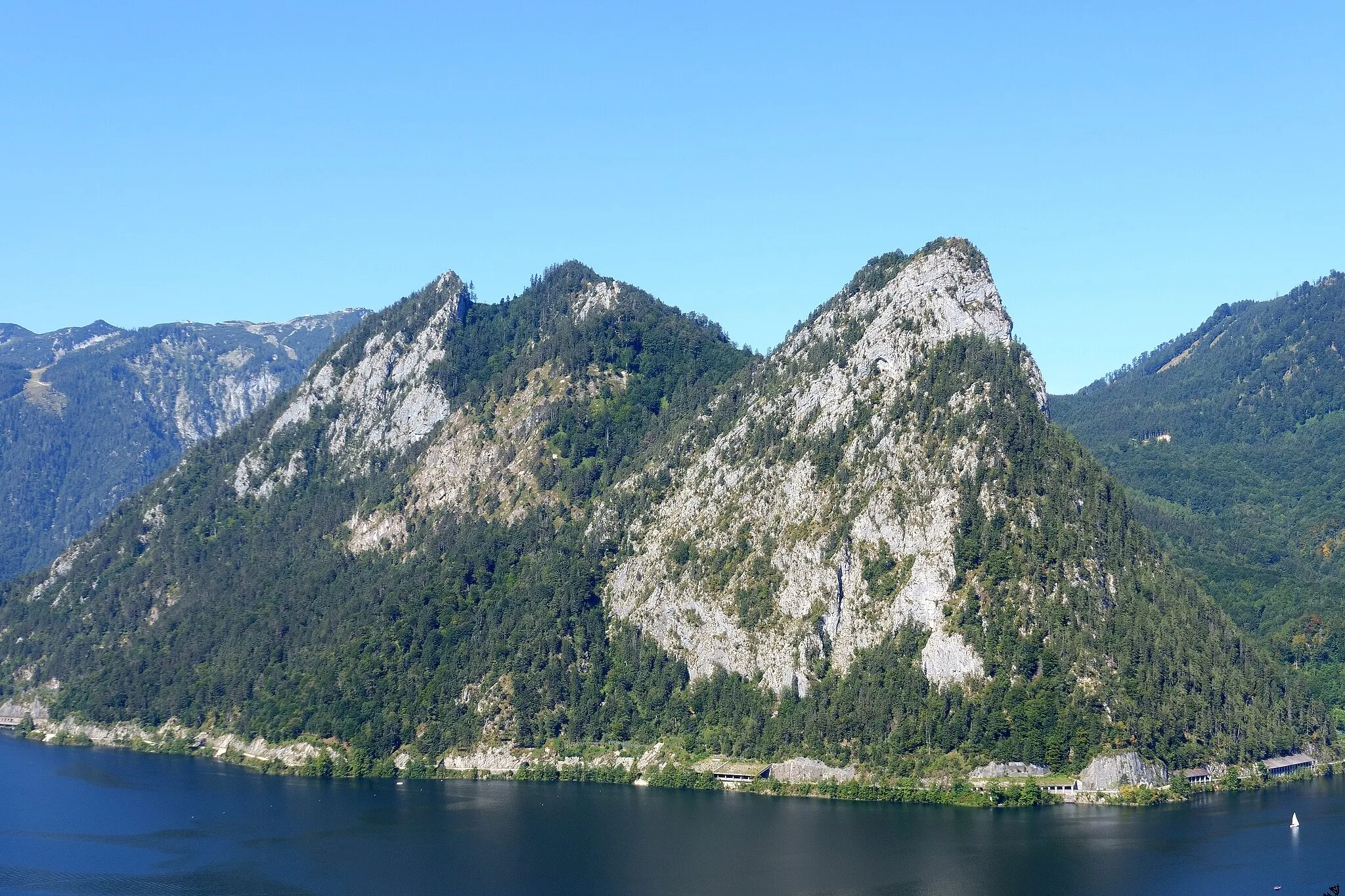 Photo showing: Großer und Kleiner Sonnstein, Ebenesee am Traunsee, Österreich