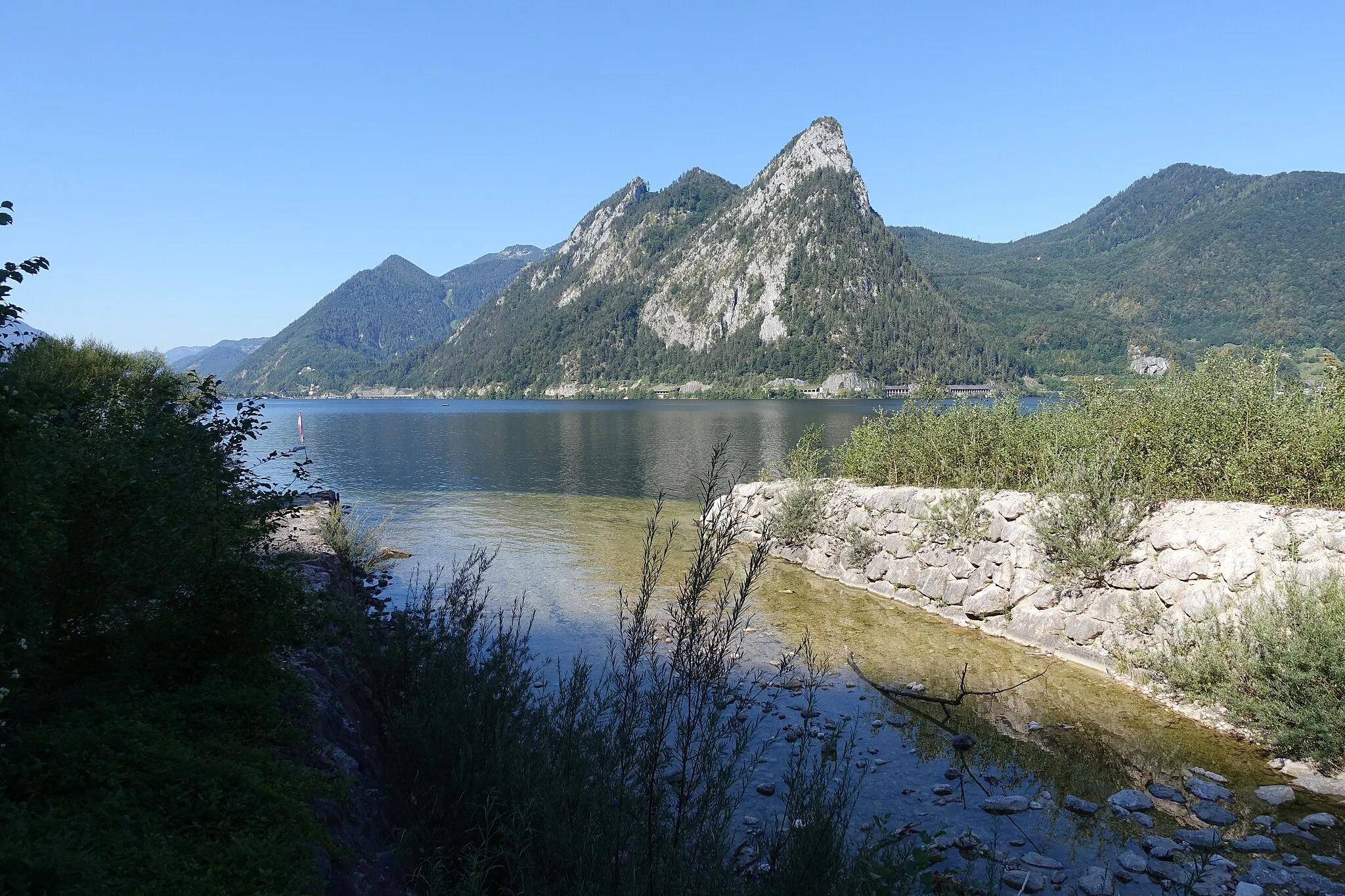Photo showing: Mündung des Karbachs in den Traunsee, Gmunden, Österreich