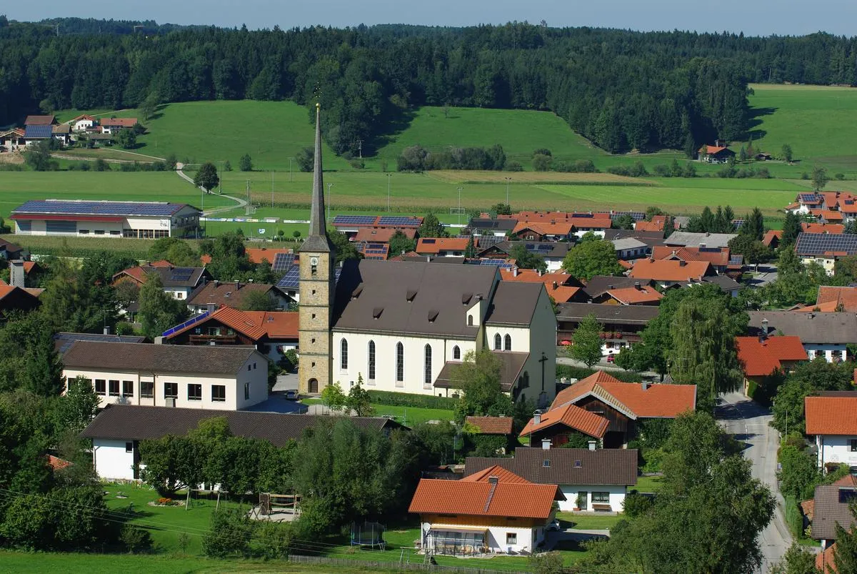 Photo showing: Schulweg 3, 83317 Oberteisendorf, Kath. Pfarrkirche St. Georg