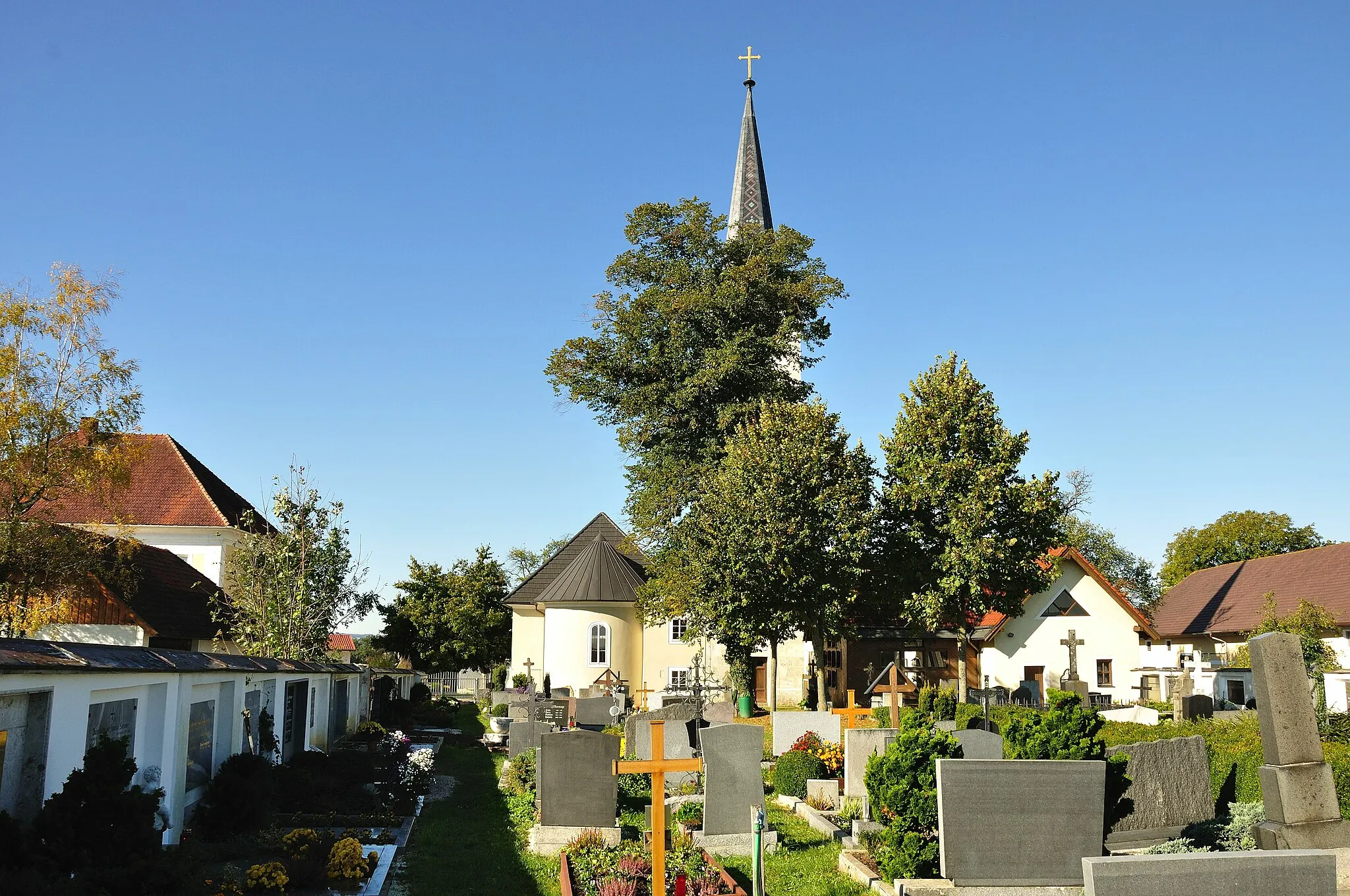 Photo showing: Friedhof bei der Ev.Kirche A.B. Neukematen