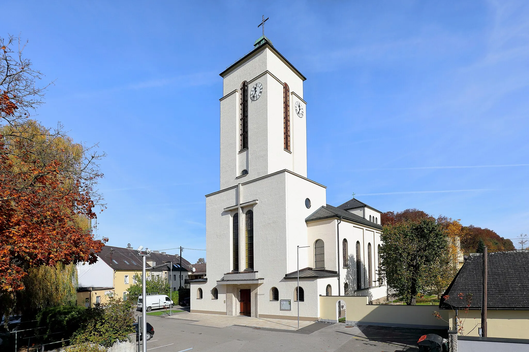 Photo showing: Südwestansicht der Pfarrkirche Hl. Geist in Attnang, ein Ortsteil der oberösterreichischen Stadt Attnang-Puchheim. Sie wurde von 1935 bis 1951 mit kriegsbedingter Unterbrechung und Bombenschäden nach den Plänen des Architekten Hans Feichtlbauer erbaut und am 9. September 1951 geweiht.