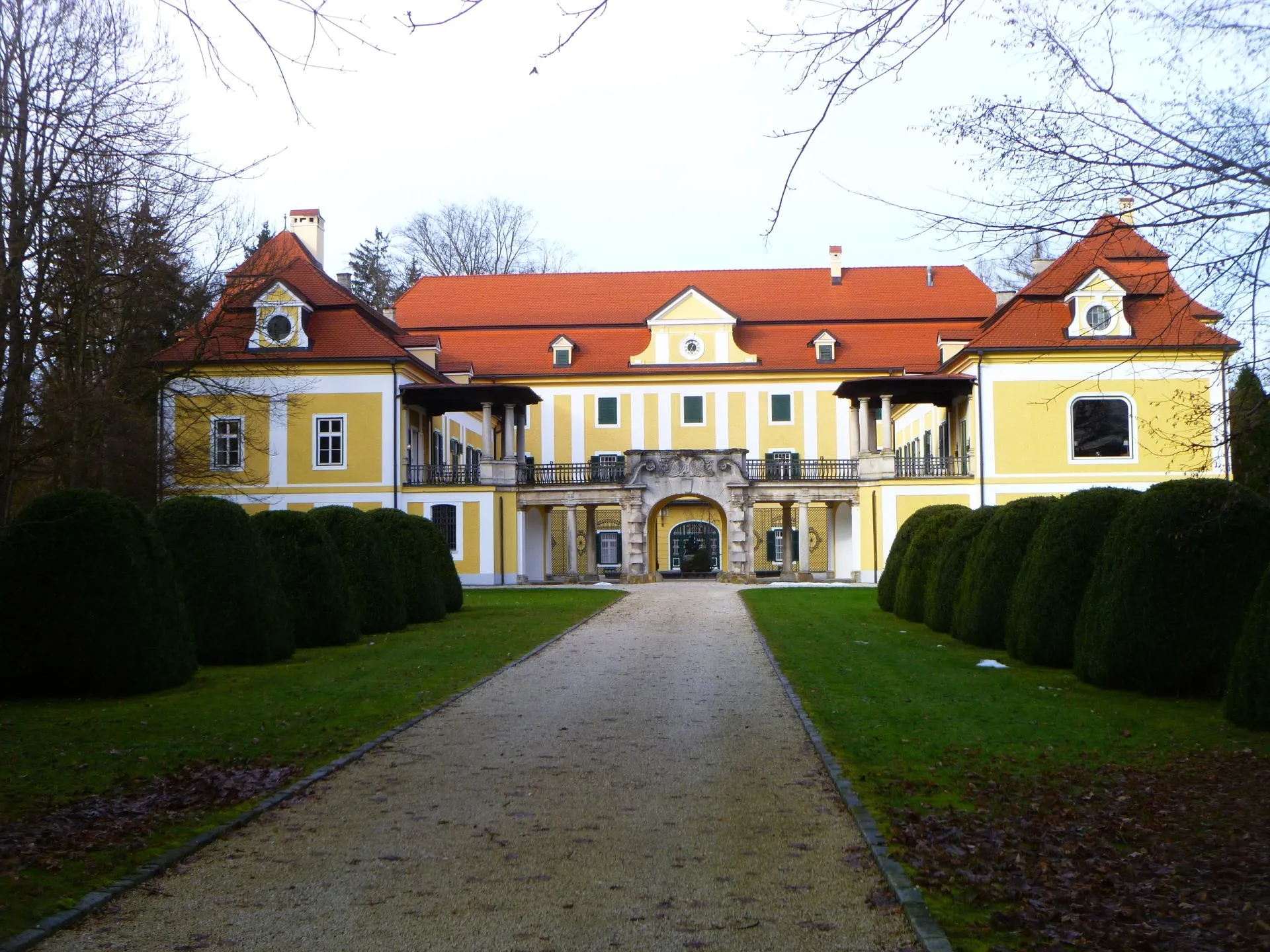 Photo showing: Zufahrt zum Ehrenhof des Schlosses Kogl in St. Georgen im Attergau