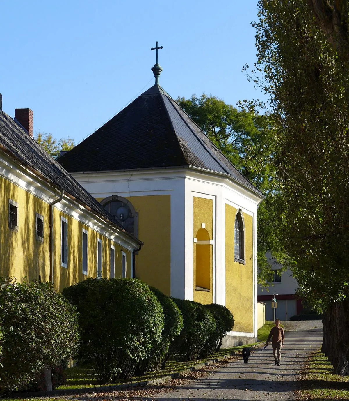 Photo showing: Schloss Marbach ist ein in Privatbesitz befindliches Schloss in Ried in der Riedmark im oberösterreichischen Bezirk Perg.  In den 1970er Jahren gründlich saniert. Kapelle im Südosten.