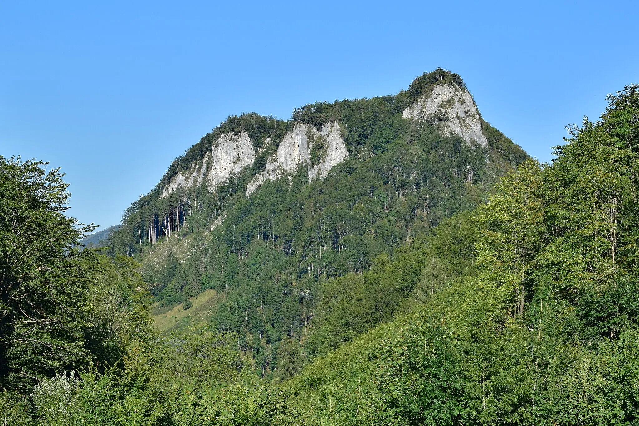Photo showing: Die 632 m hohe Beisteinmauer von Westen