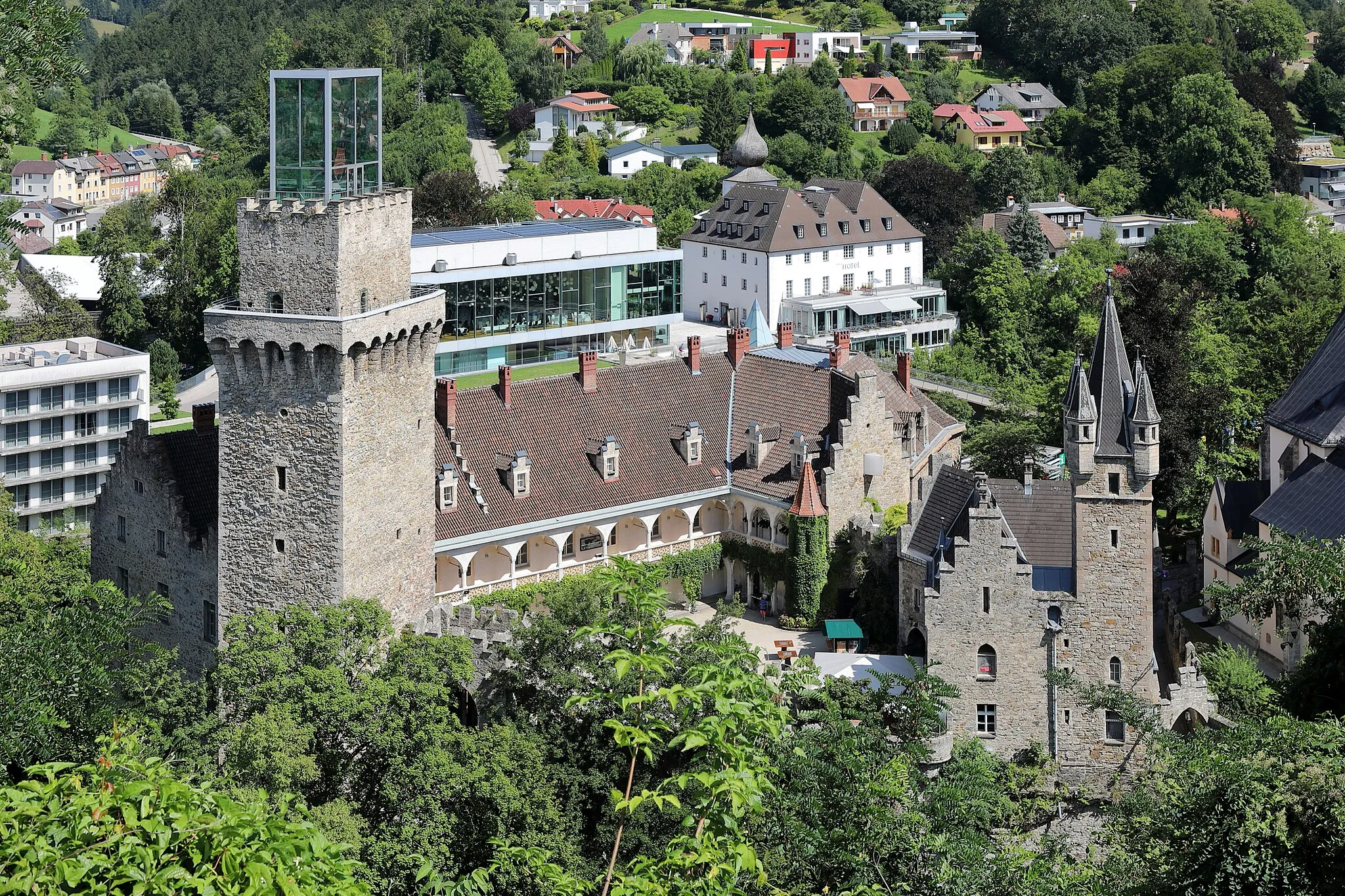 Photo showing: Westansicht des Rothschildschlosses in der niederösterreichischen Stadtgemeinde Waidhofen an der Ybbs. Ursprünglich eine mittelalterliche Burg mit einem Baukern aus der ersten Hälfte des 13. Jahrhunderts baute Albert Salomon Anselm von Rothschild sie ab 1875 zum Sitz der Verwaltung seiner ausgedehnten Güter aus. Im Zuge von Umbauten für die Landesausstellung 2007 wurde von dem Architekten Hans Hollein der hässliche „Glaskobel“ auf dem ehemaligen Burgfried errichtet.