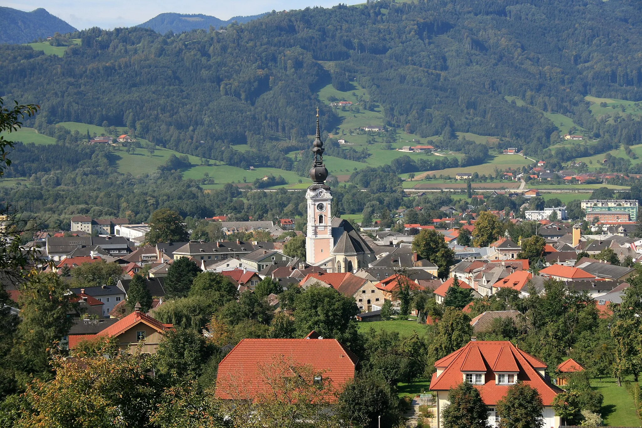 Photo showing: Blick auf die oberösterreichische Bezirkshauptstadt Kirchdorf an der Krems