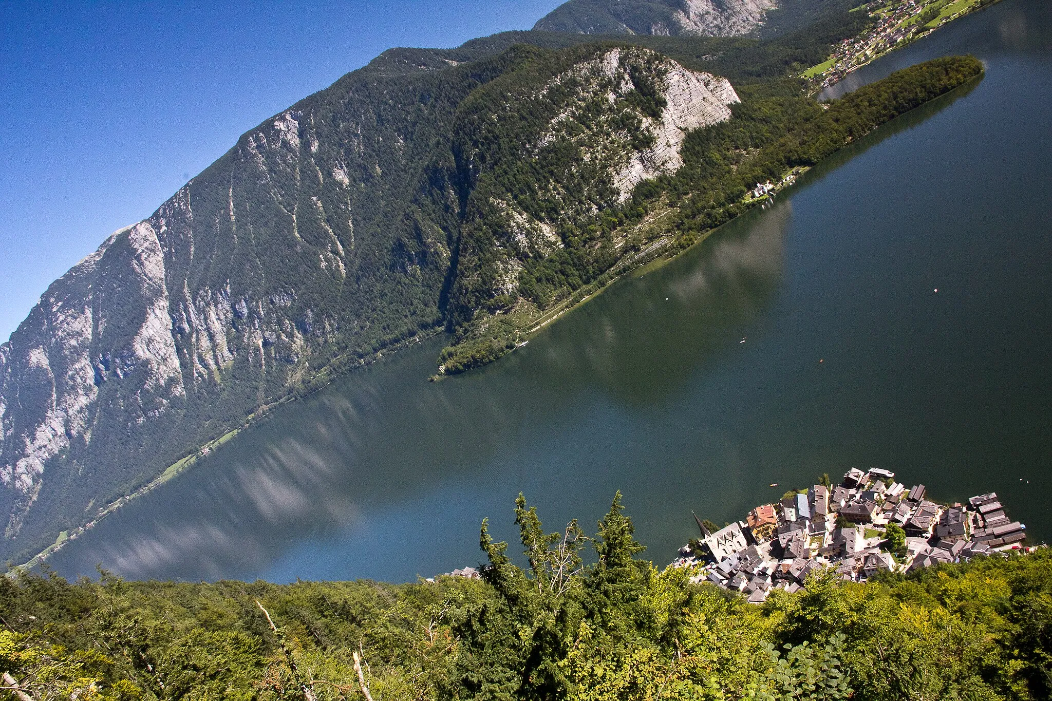Photo showing: The picturesque town of Hallstatt nestled between the lake & hill