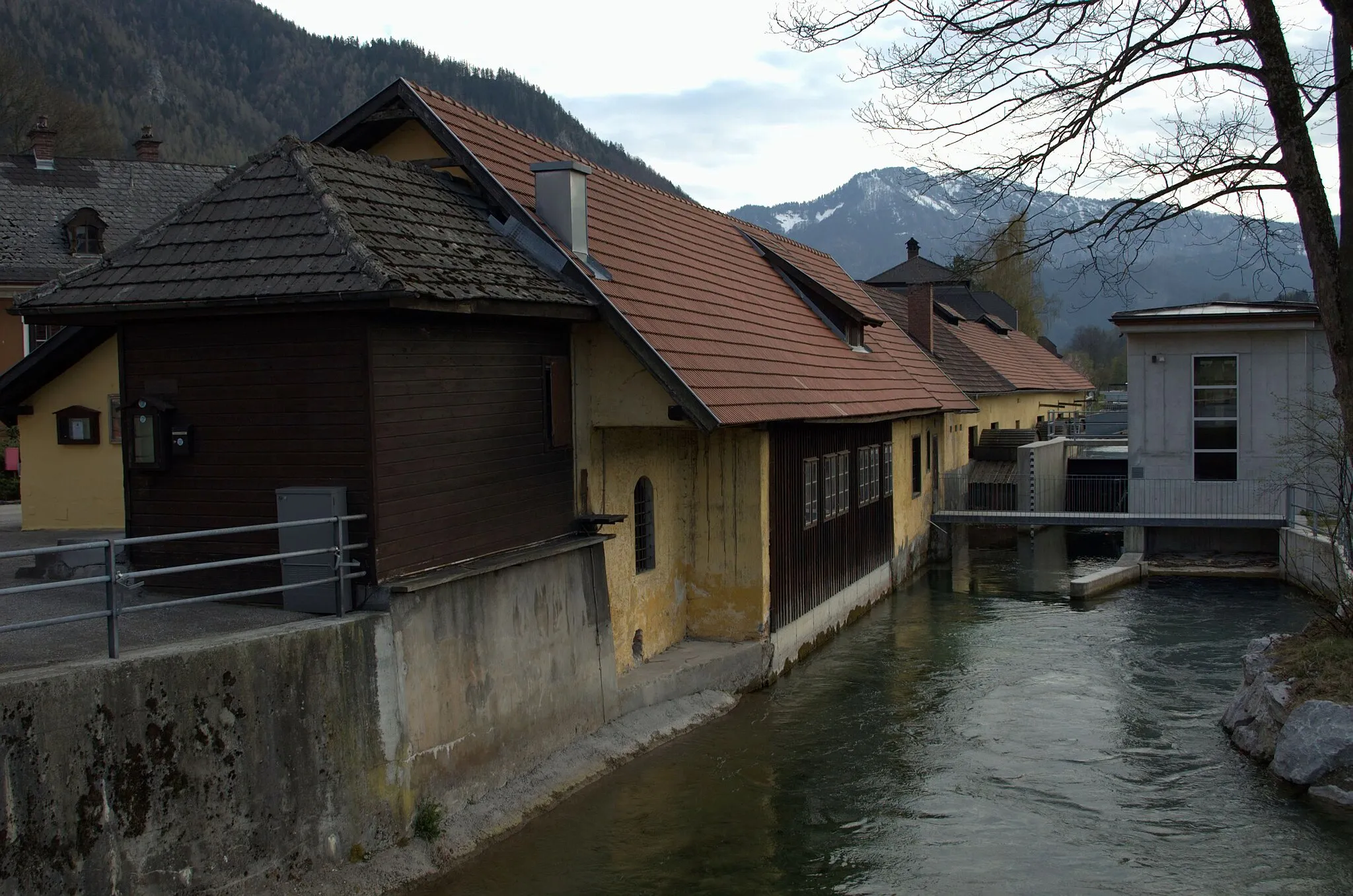 Photo showing: Museum Geyerhammer, a former scythe forge at the river Alm.