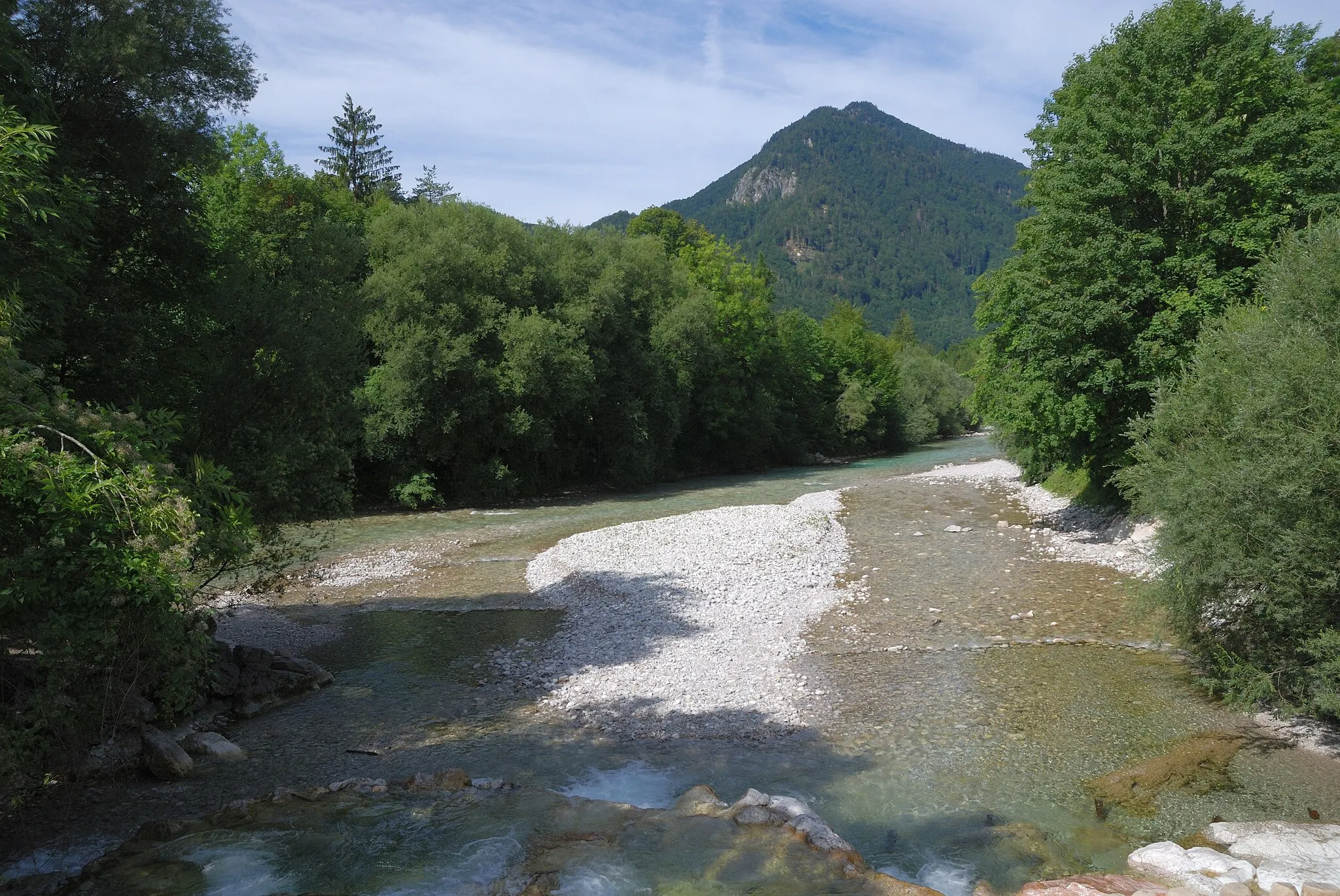 Photo showing: Mündung des Grünaubachs in die Alm, Grünau im Almtal. Im Hintergrund der Zwillingskogel