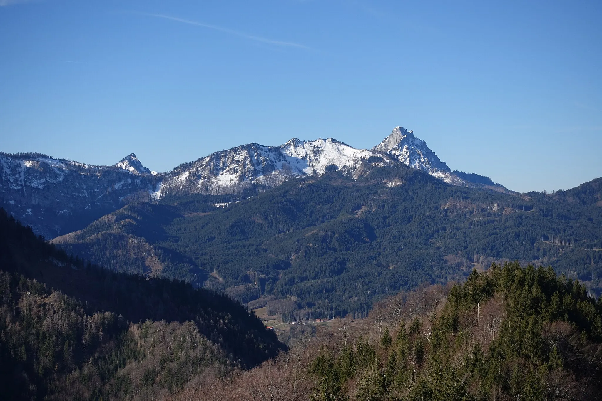 Photo showing: Blick vom Maisenkögerl zum Steineck und Traunstein, Scharnstein, Österreich