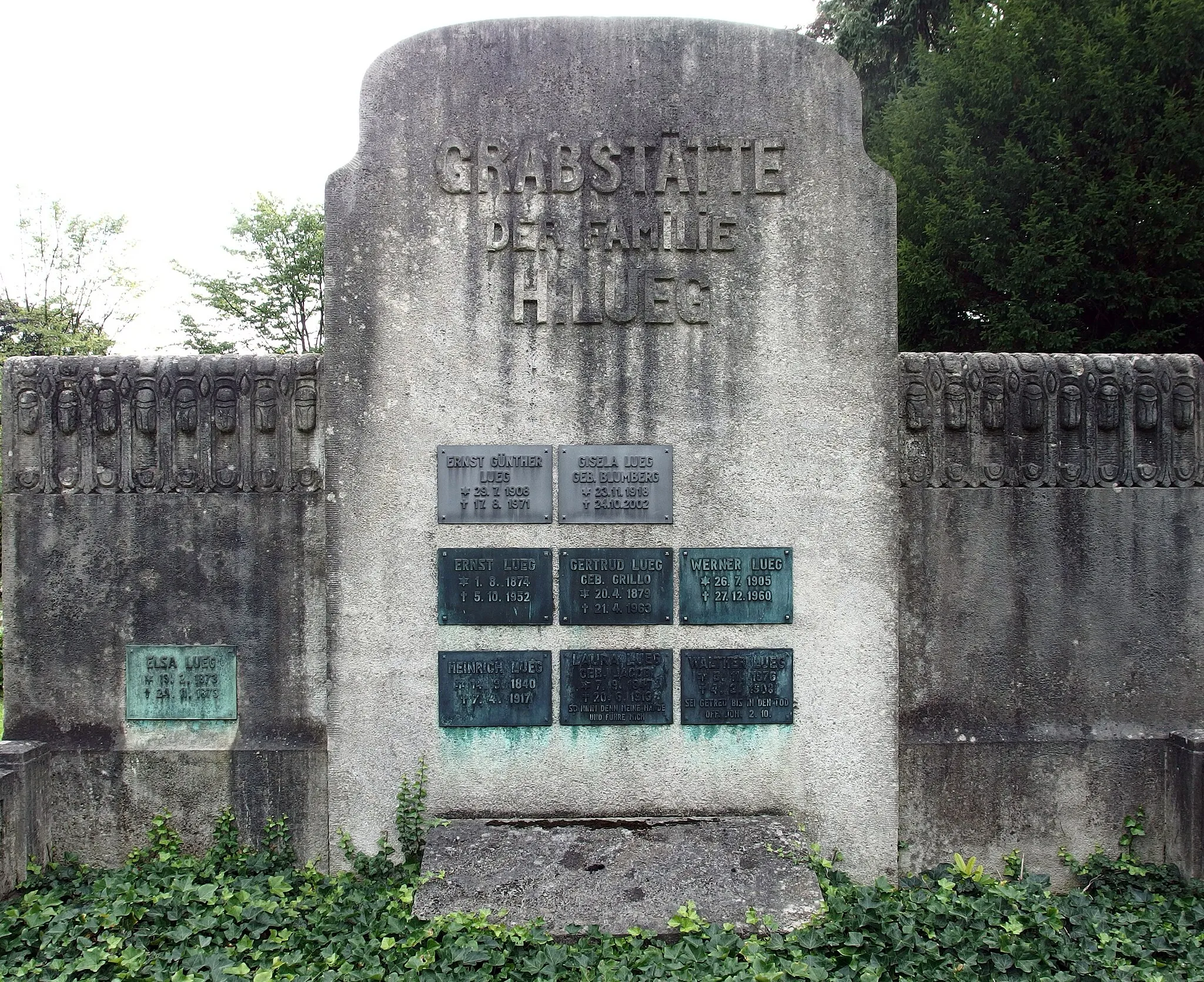 Photo showing: Grabstätte der Familie Heinrich Lueg (1840-1917), Nordfriedhof Düsseldorf