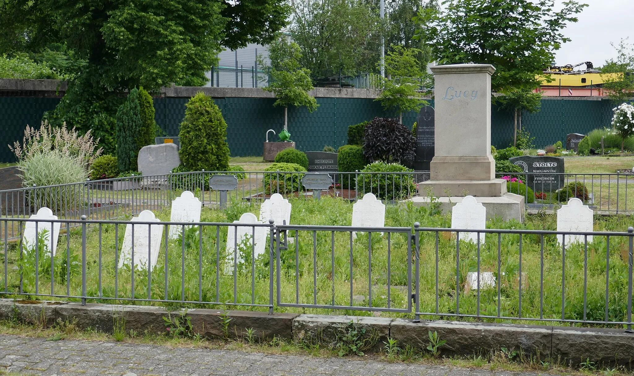 Photo showing: Grabanlage der Familie Lueg in Oberhausen-Sterkrade. Die Grabanlage ist Baudenkmal Nummer 186 in der Denkmalliste der Stadt Oberhausen. Bekannte Mitglieder der Familie Lueg sind Wilhelm Lueg und Carl Lueg.