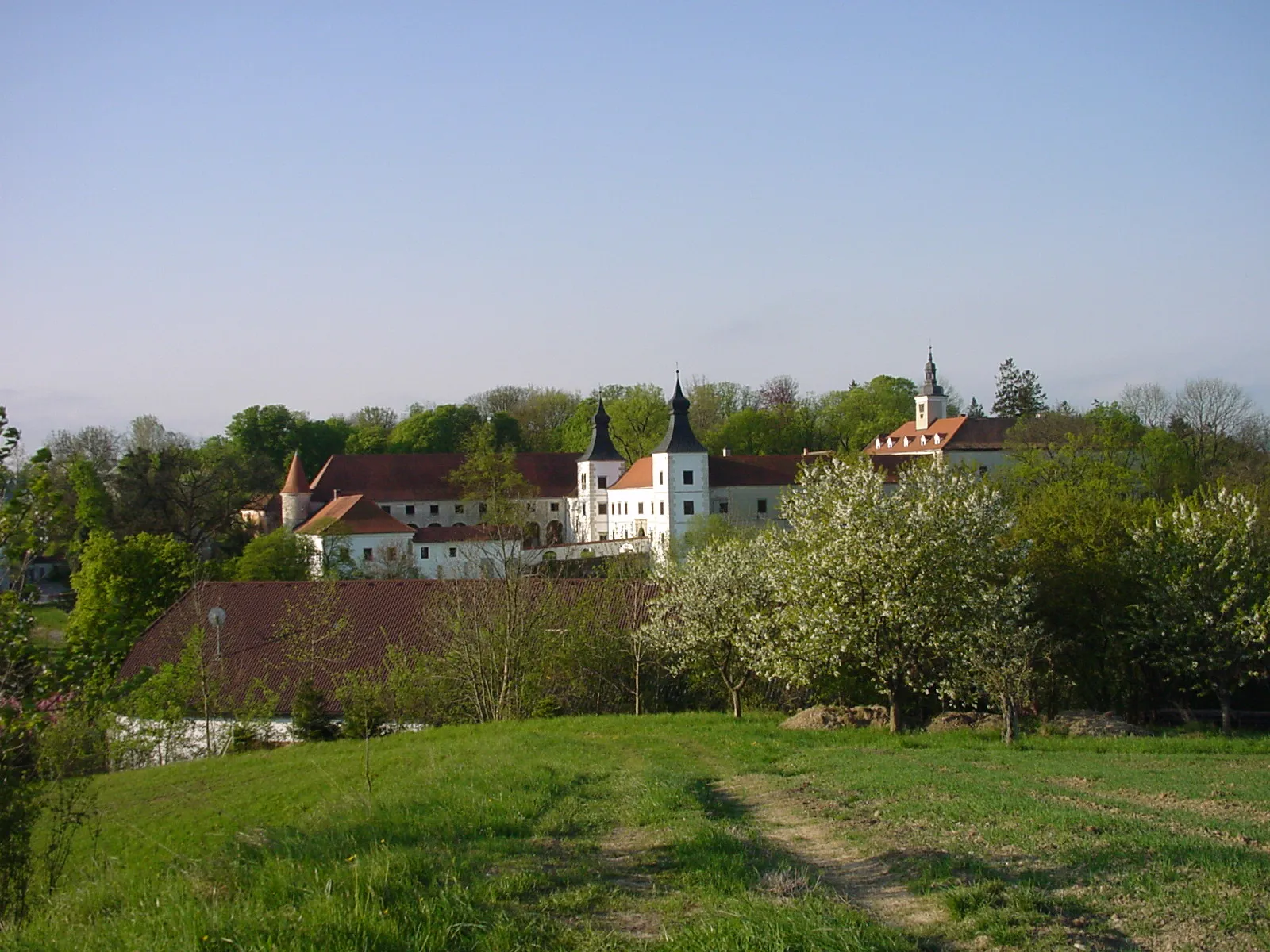 Photo showing: Das Schloss Salaberg von Stadt Haag aus gegen Sueden gesehen.

This media shows the protected monument with the number 33370 in Austria. (Commons, de, Wikidata)