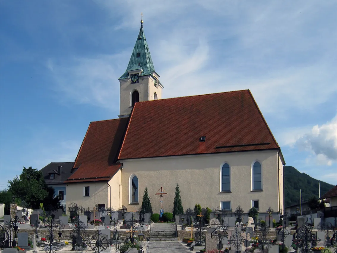 Photo showing: The catholic parish church St. Valentine in Weyregg am Attersee in Upper Austria.