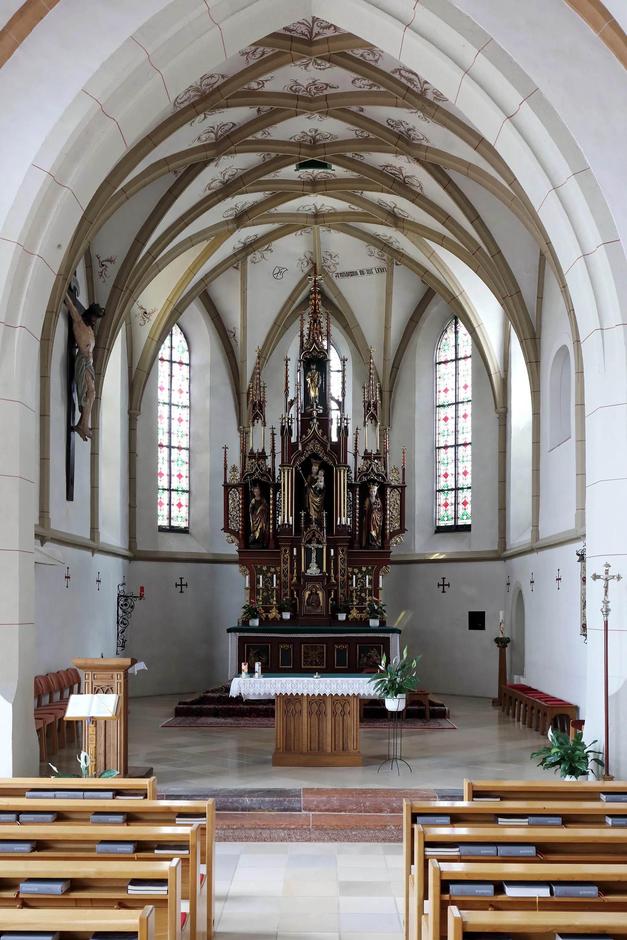 Photo showing: Blick in den Altarraum (Chorraum) der röm.-kath. Pfarrkirche Hl. Jakobus der Ältere in der oberösterreichischen Marktgemeinde Seewalchen am Attersee. Die spätgotischen ornamentale Fresken im Netzrippengewölbe des Chorraumes wurden 1954 freigelegt. Im neugotischen Hochaltar befinden sich spätgotische Holzfiguren aus den Jahren 1470 bis 1480.