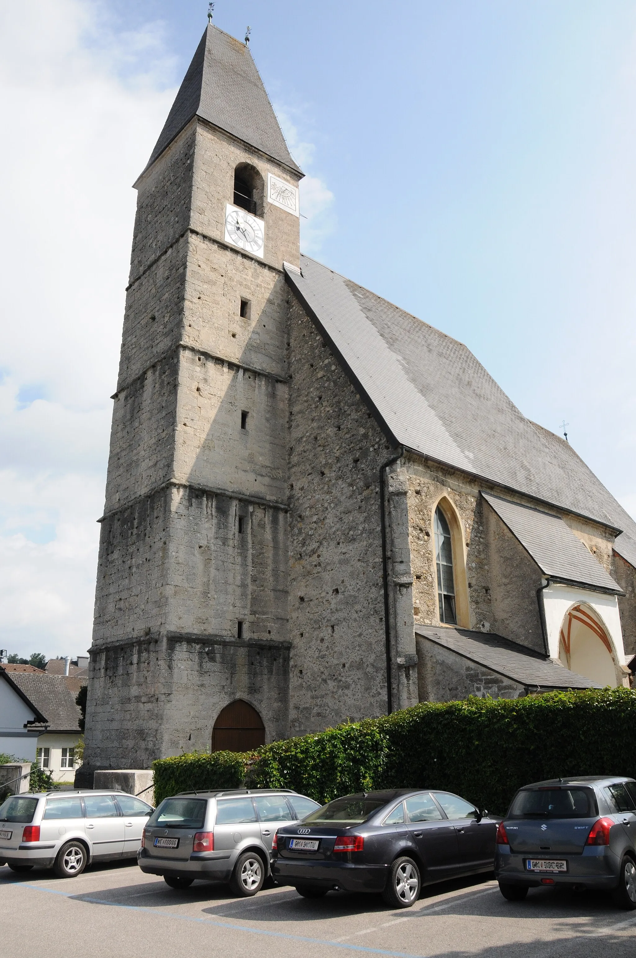 Photo showing: Kath. Pfarrkirche hl. Valentin mit Friedhofsfläche, ehem. Friedhofsportal