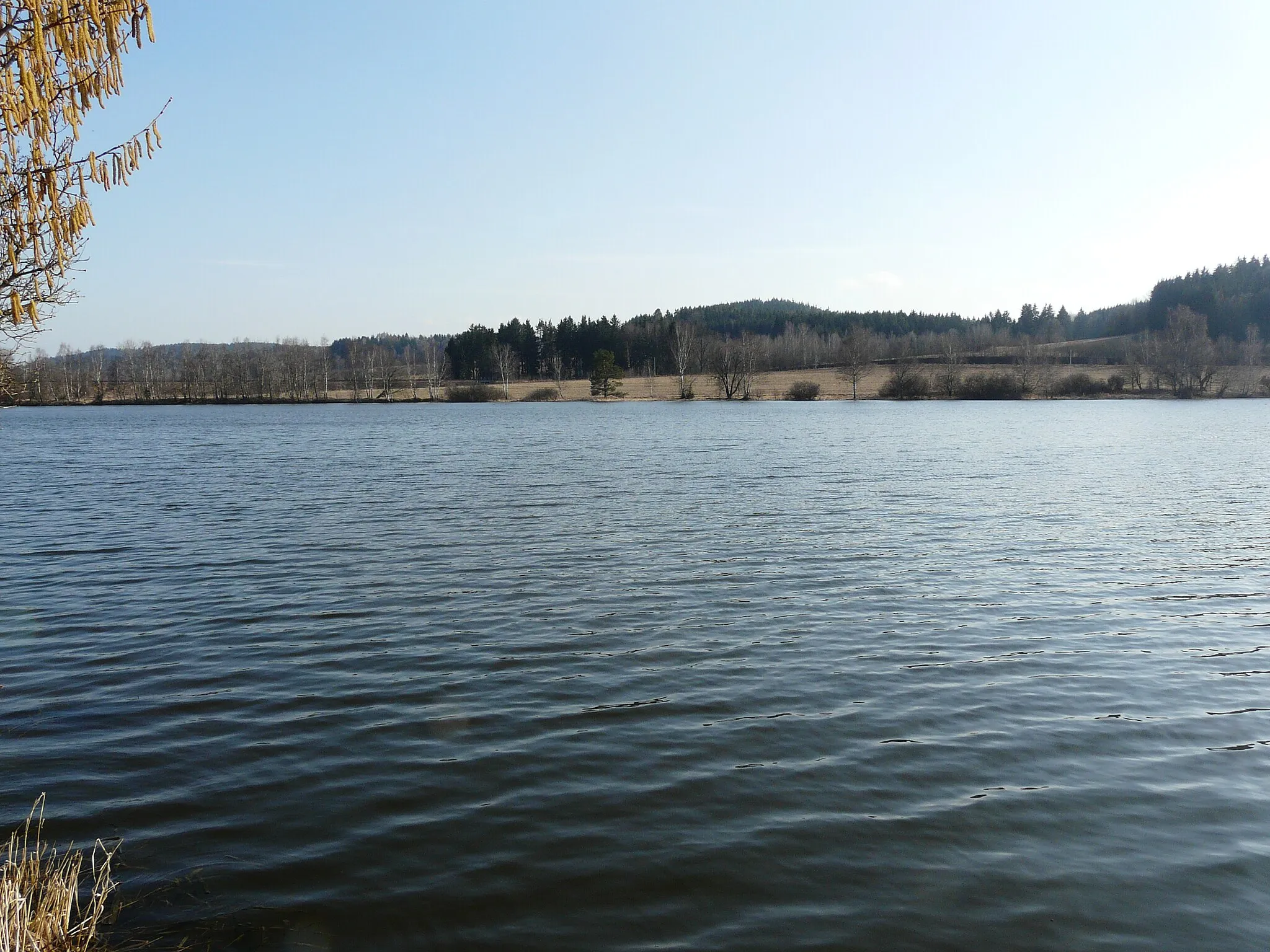 Photo showing: Sattlerův nebo také Certlovský rybník o rozloze 13 ha - dominanta obce