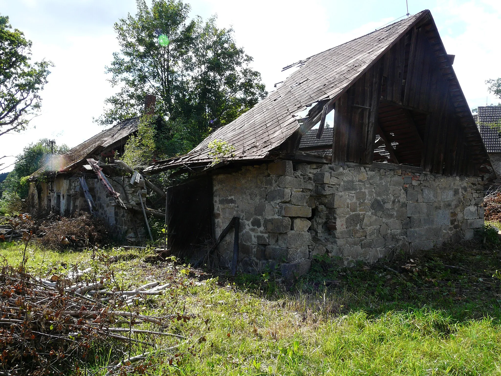 Photo showing: Ruiny bývalého velkostatku ilustrující poválečnou tragédii obce a celého pohraničí vůbec