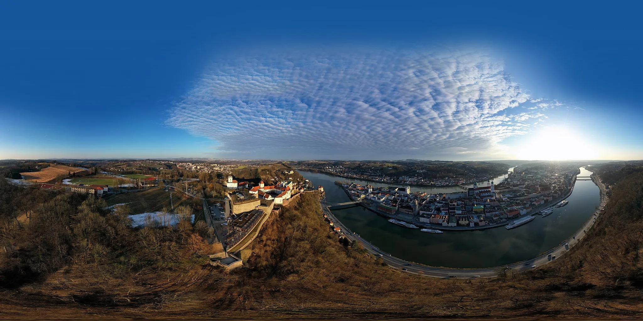 Photo showing: Luftbild-Panorama vom Zusammenfluss von Inn und Donau in Passau