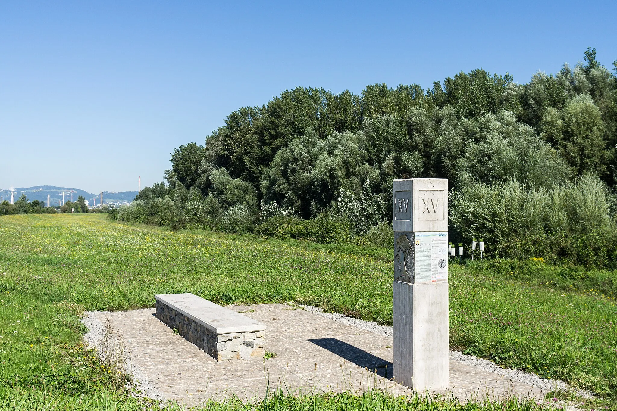 Photo showing: Nachbildung eines römischen Meilenstein am Nordufer des Donauradweg, Römerrastplatz bei Steyregg. Inschrift : XV