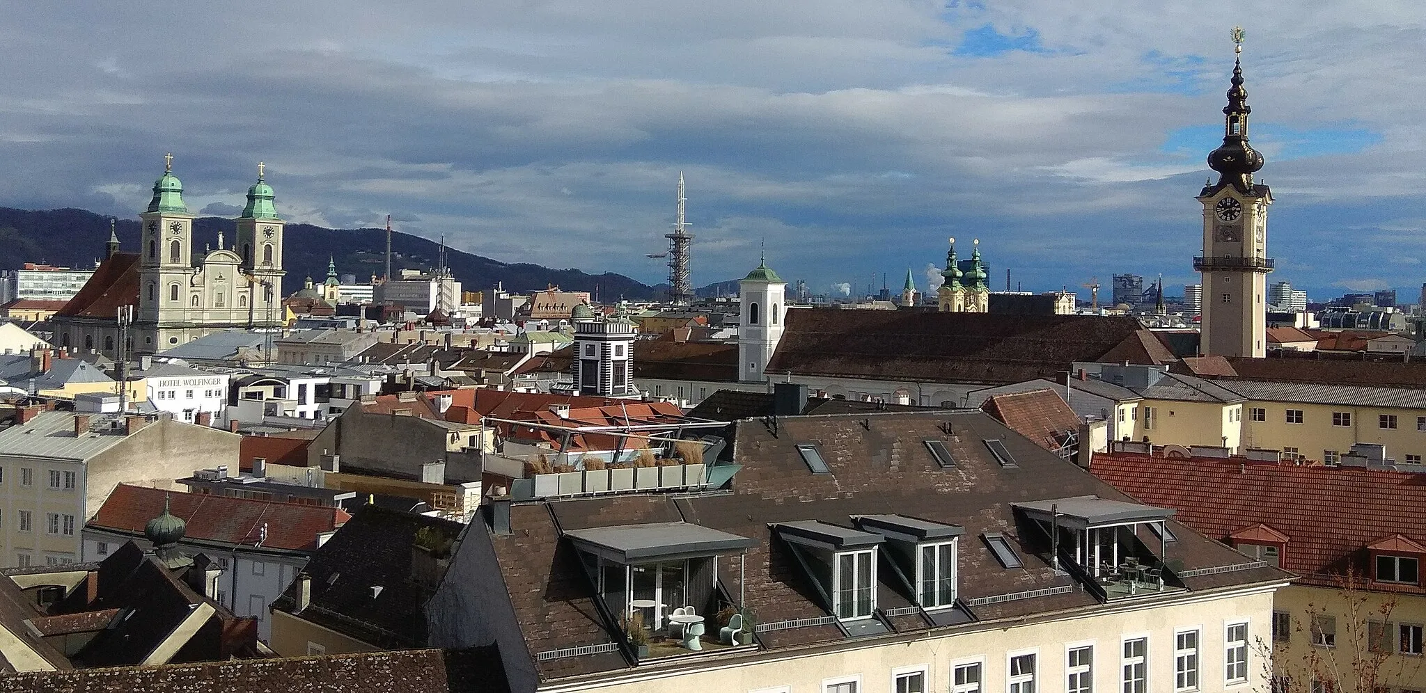 Photo showing: Views from the Schlossmuseum at Linz, where the Alter Dom (Ignatiuskirche) and the tower of the Landhaus can be seen