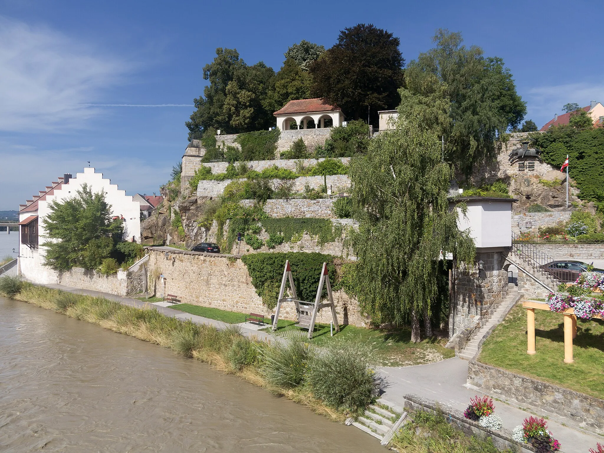 Photo showing: Schärding, Burggraben-Innlände from the bridge (der Alte Innbrücke)