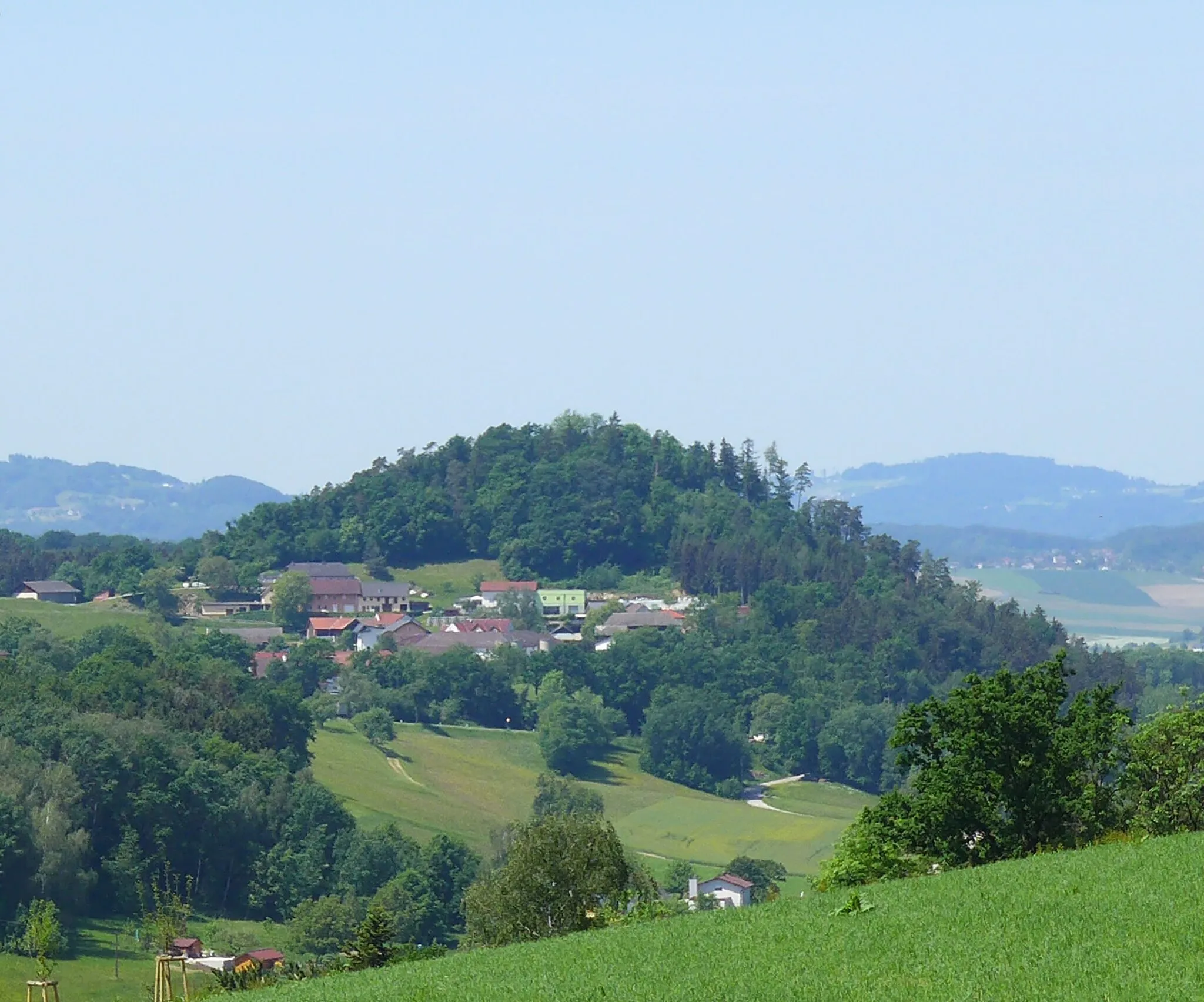 Photo showing: Gemeinde Ried in der Riedmark in Oberoesterreich. Altaistberg 463 m mit Burgstall Altaist und davor die Ortschaft Altaist. Von Osten gesehen.