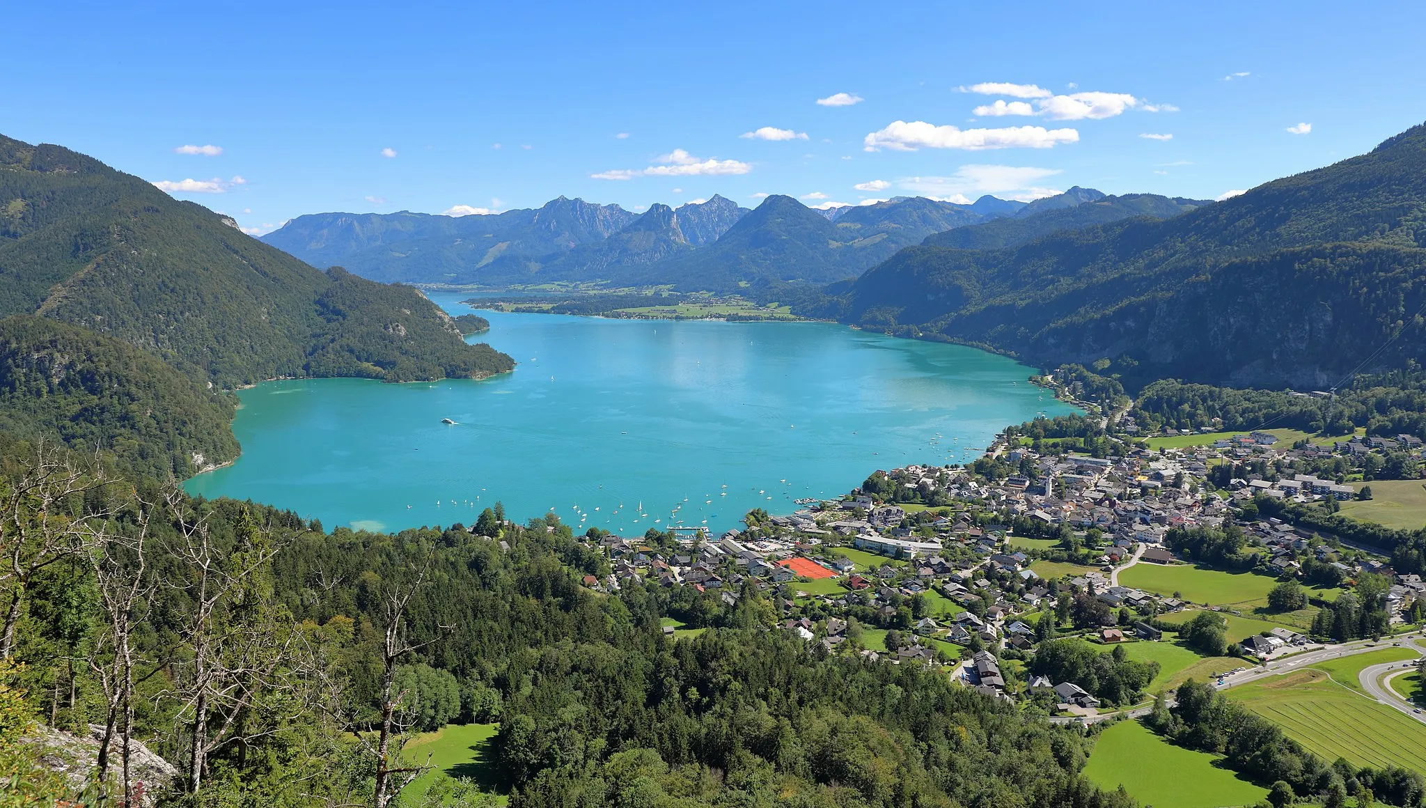 Photo showing: Blick vom Plombergstein bzw. den 830 m hohen Steinklüfte in Richtung Südosten auf den Wolfgangsee und die Salzburger Gemeinde St. Gilgen (rechts unten).