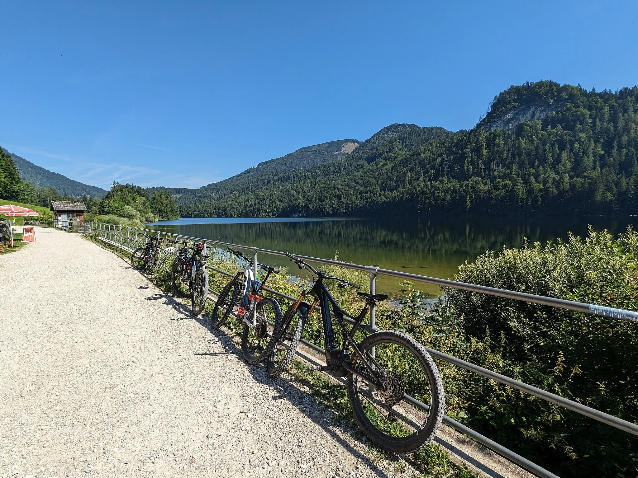 Photo showing: E-Bikes am Schwarzensee, St. Wolfgang im Salzkammergut, Österreich