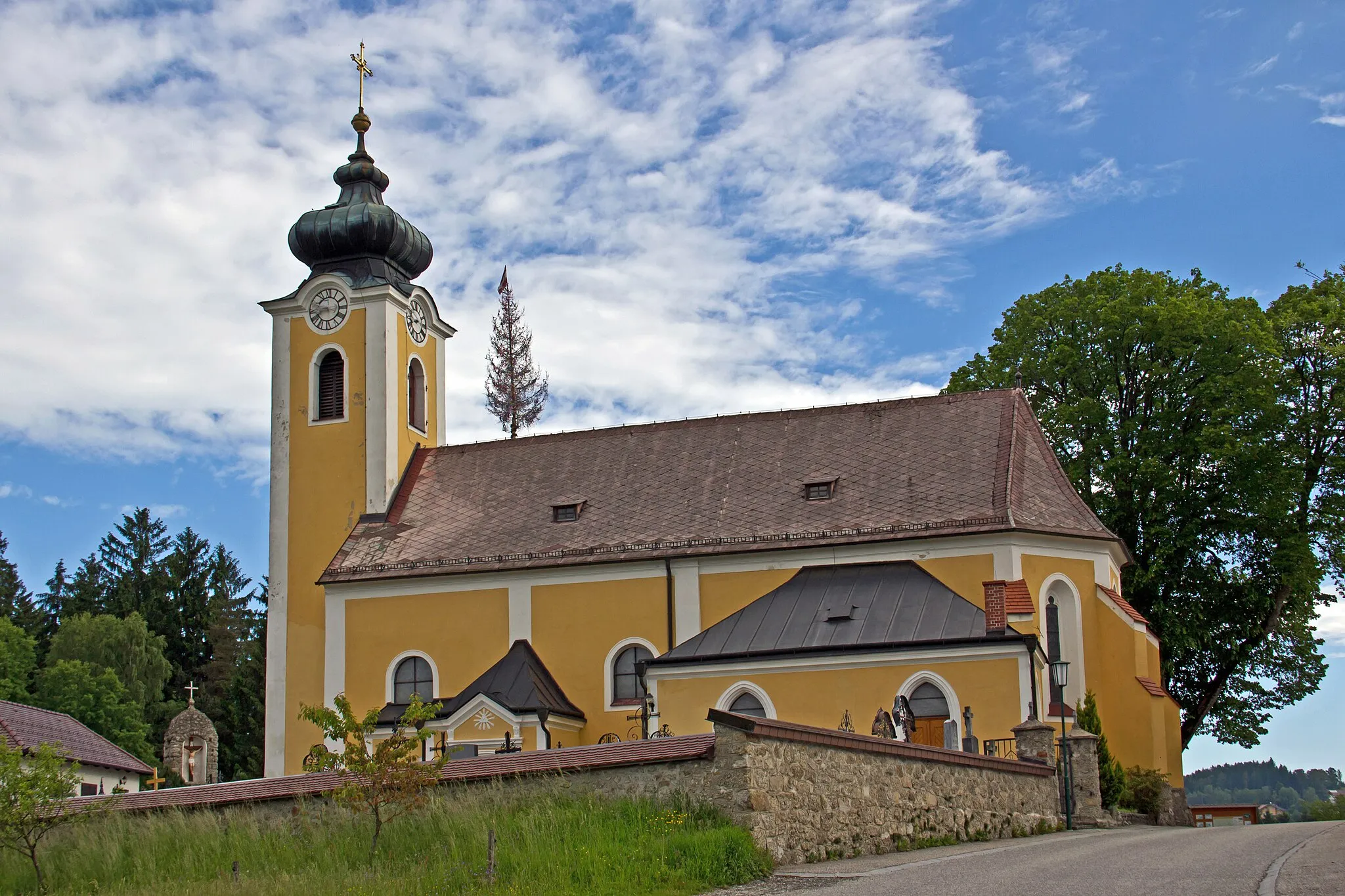 Photo showing: Die am östlichen Ortsrand etwas erhöht gelegene und von einem Friedhof umgebene Pfarrkirche hl. Ulrich ist ein schlichter, barockisierter Saalbau mit gotischem Chor und spätbarockem Westturm.