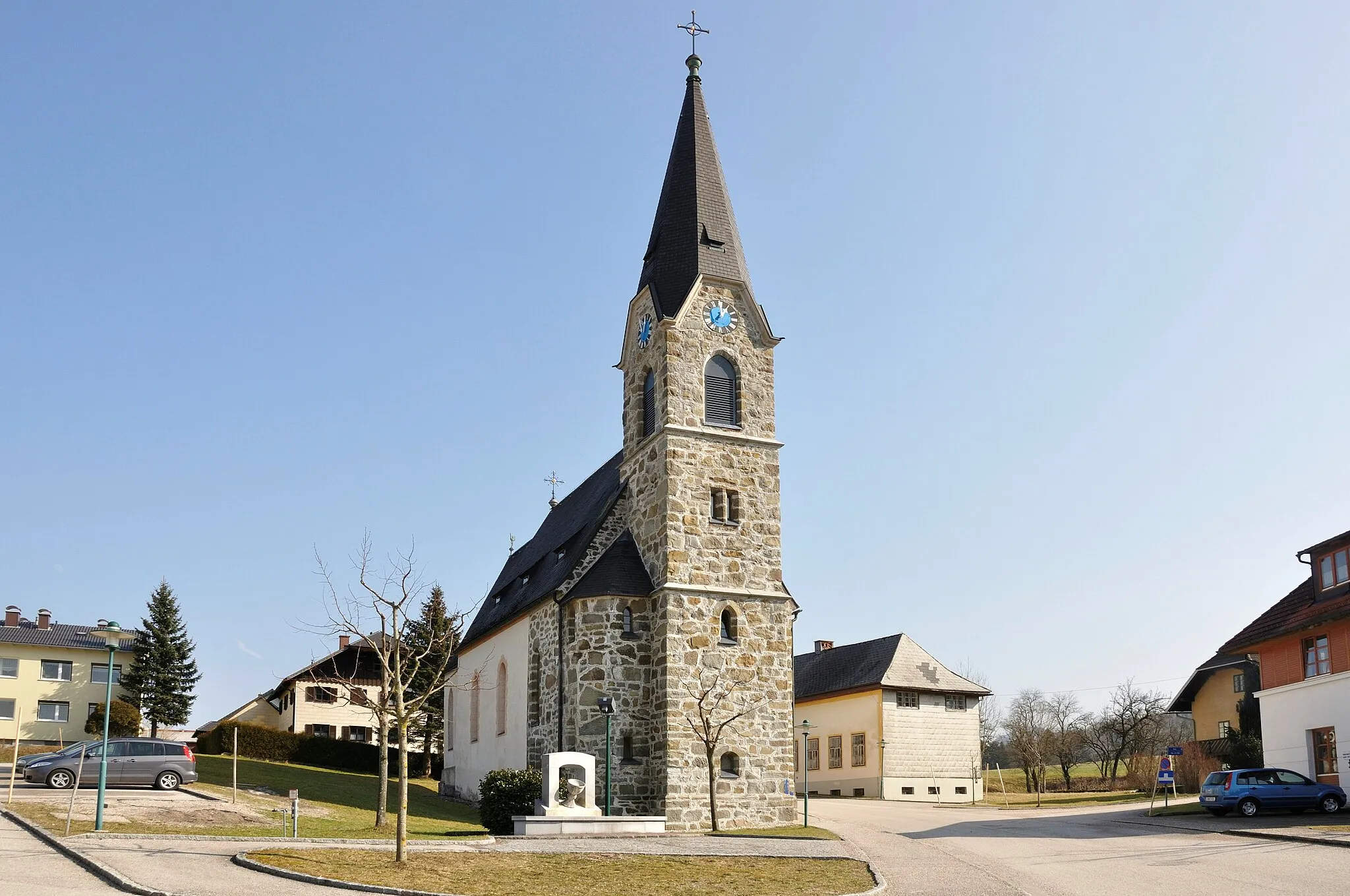 Photo showing: Kath. Pfarrkirche hl. Konrad mit Friedhofsfläche